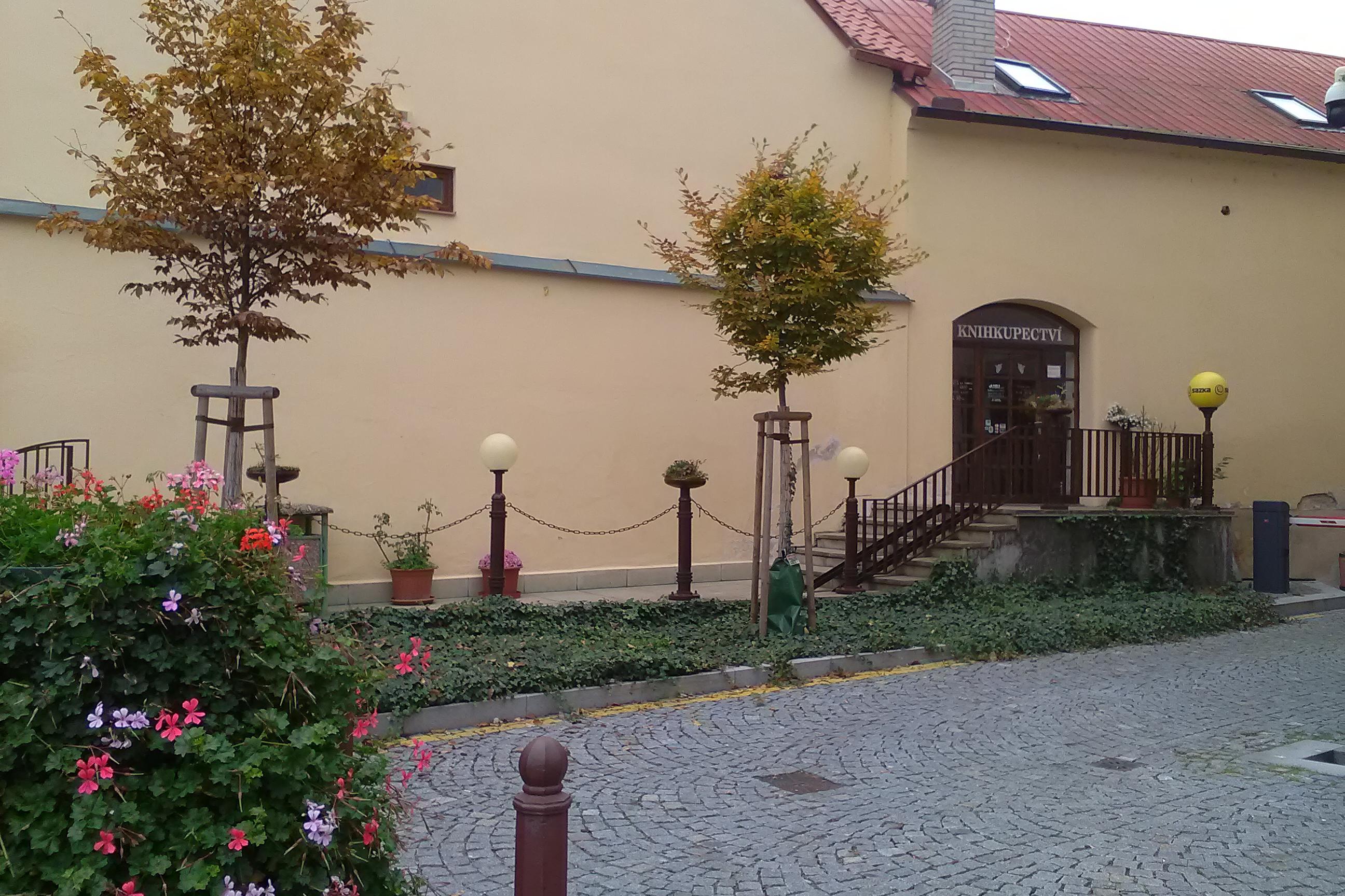 Knihkupectví Sylvie / 101 Cestovní kancelář Zemek