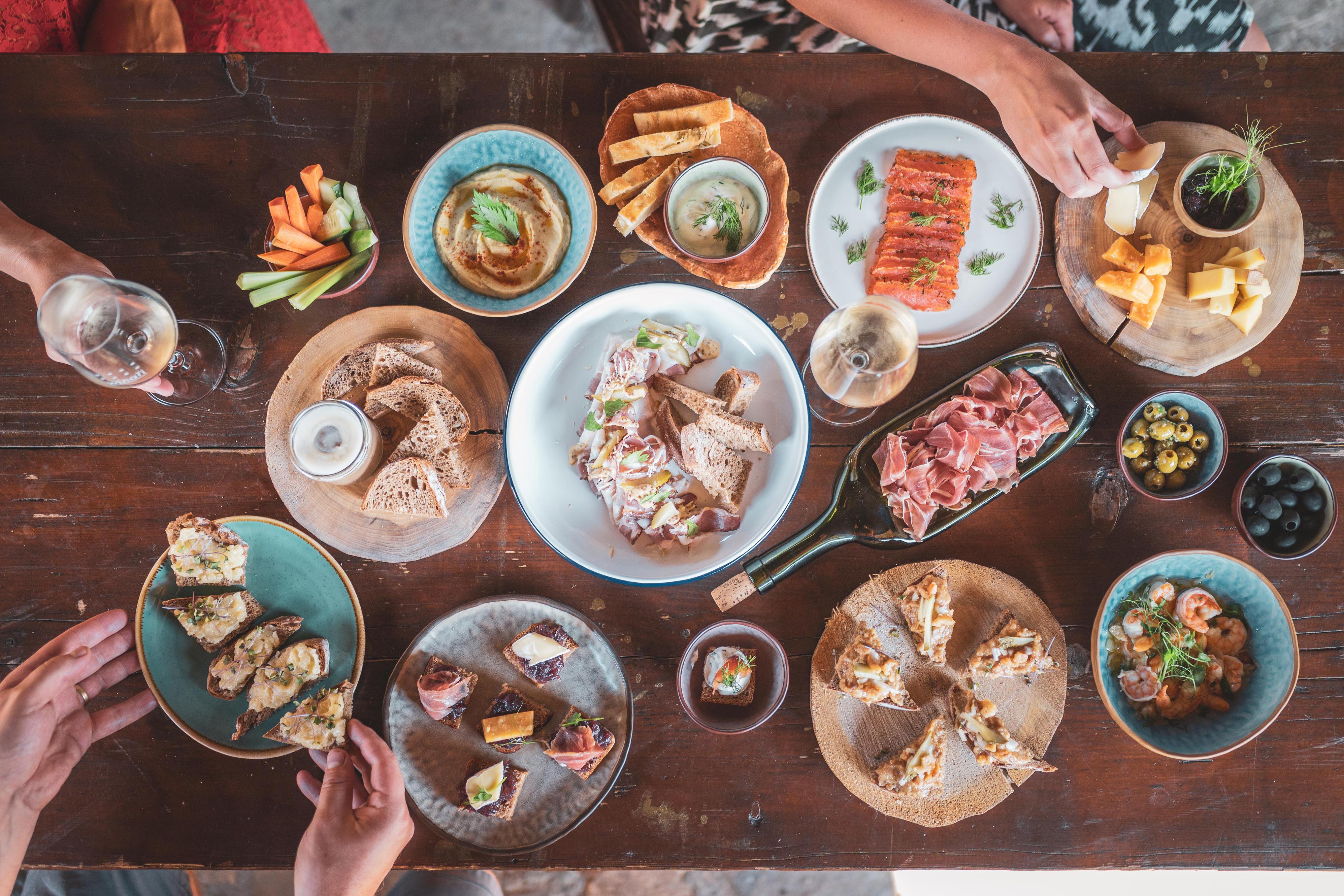 Winaři víno a tapas