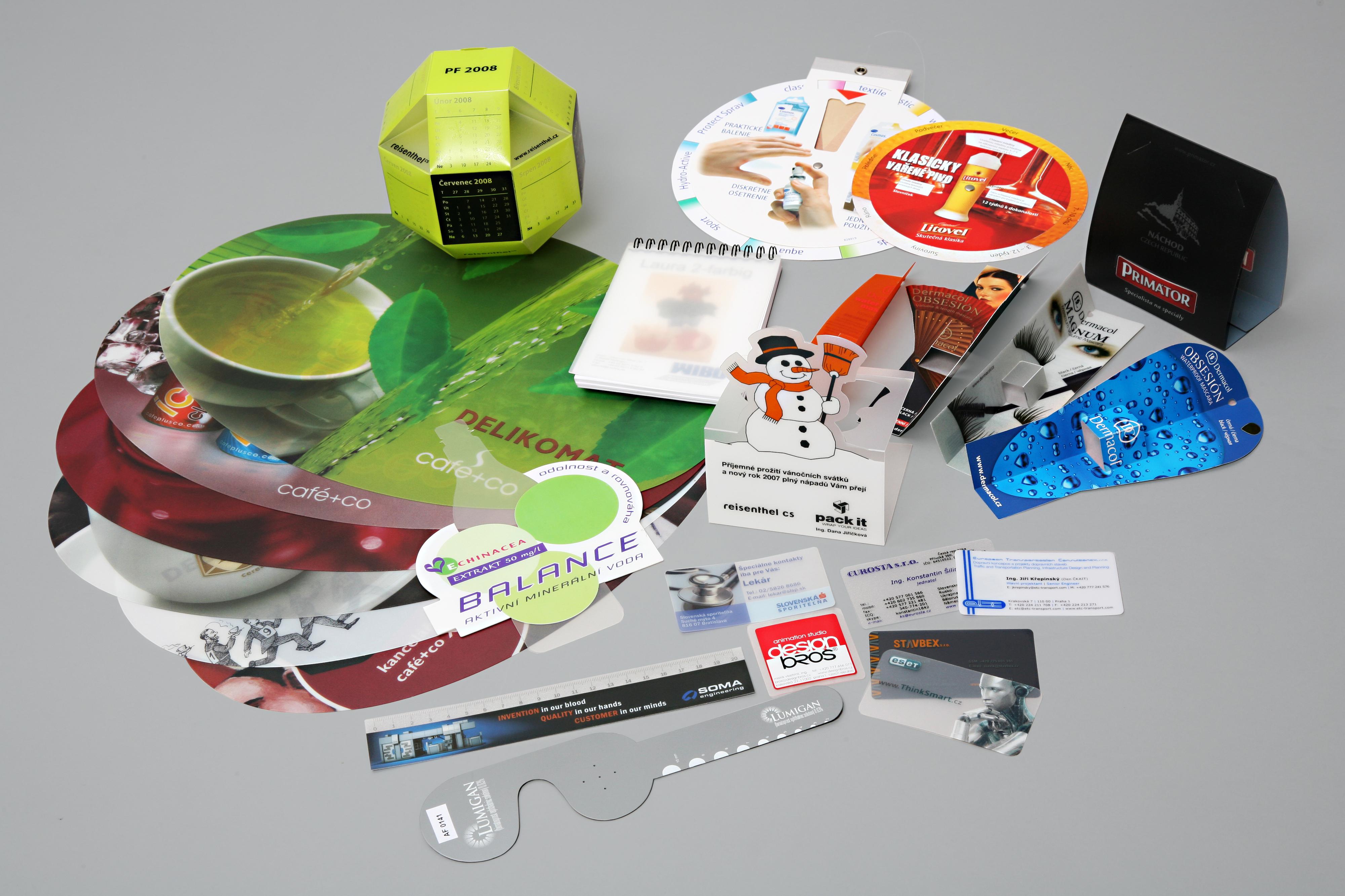 Plastové pravítka, prostírání, blistry, vizitky