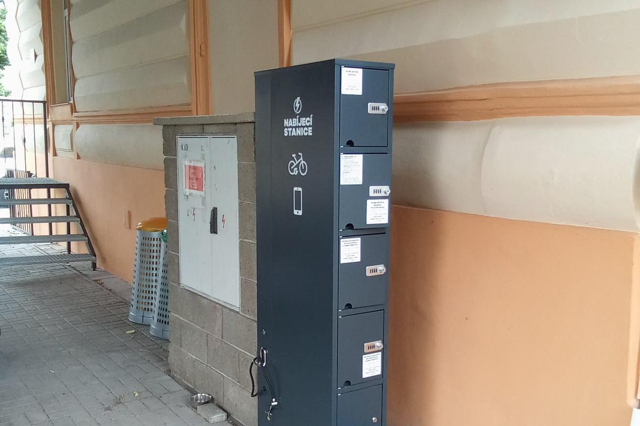 Nabíjecí stanice pro elektrokola a mobilní zařízení