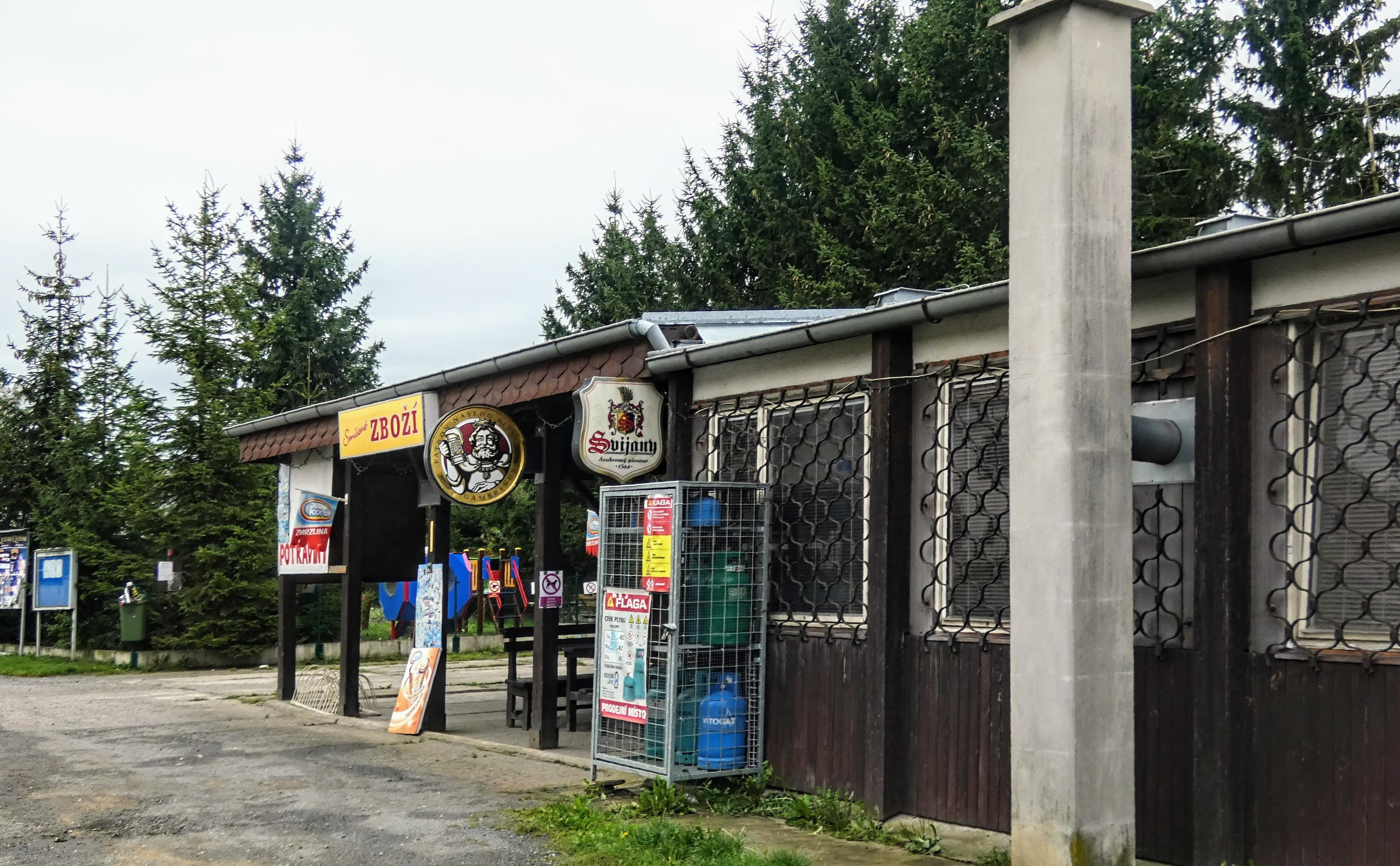 Smíšené zboží u dětského hřiště foto 2