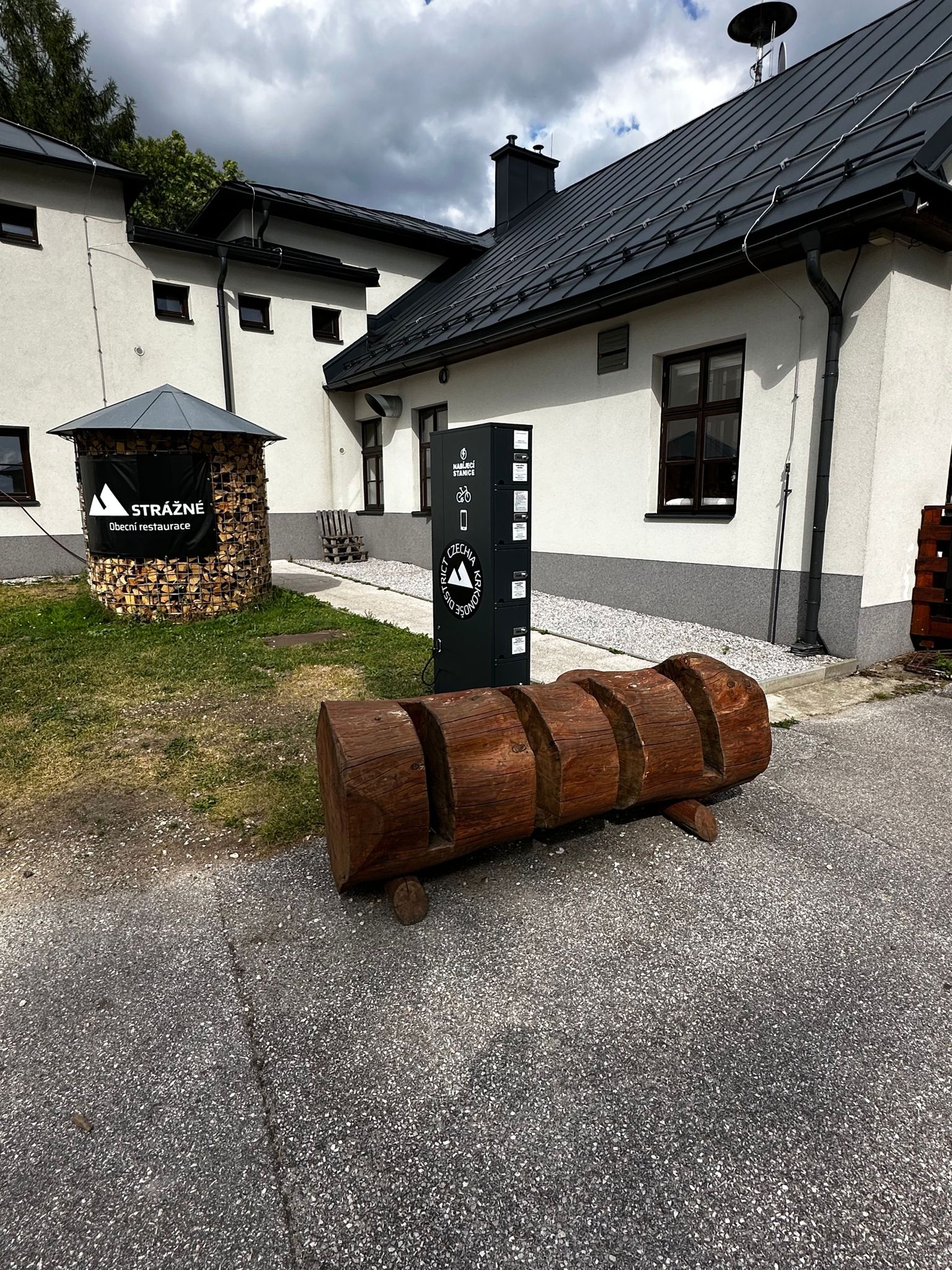 Nabíjecí stanice pro elektrokola a mobilní zařízení foto 2