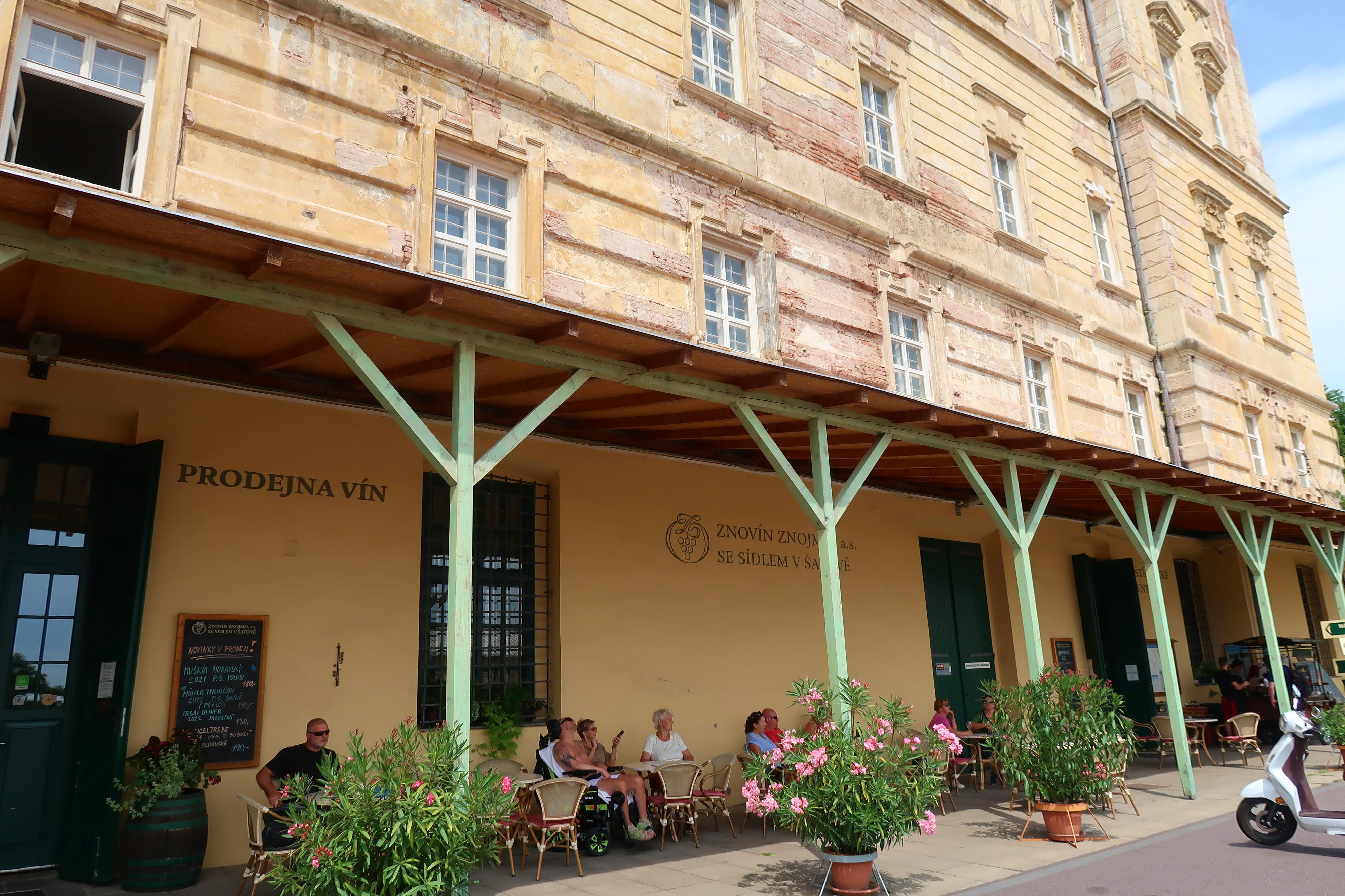 Znovín Zojmo - Prodejna lahvových a sudových vín foto 5