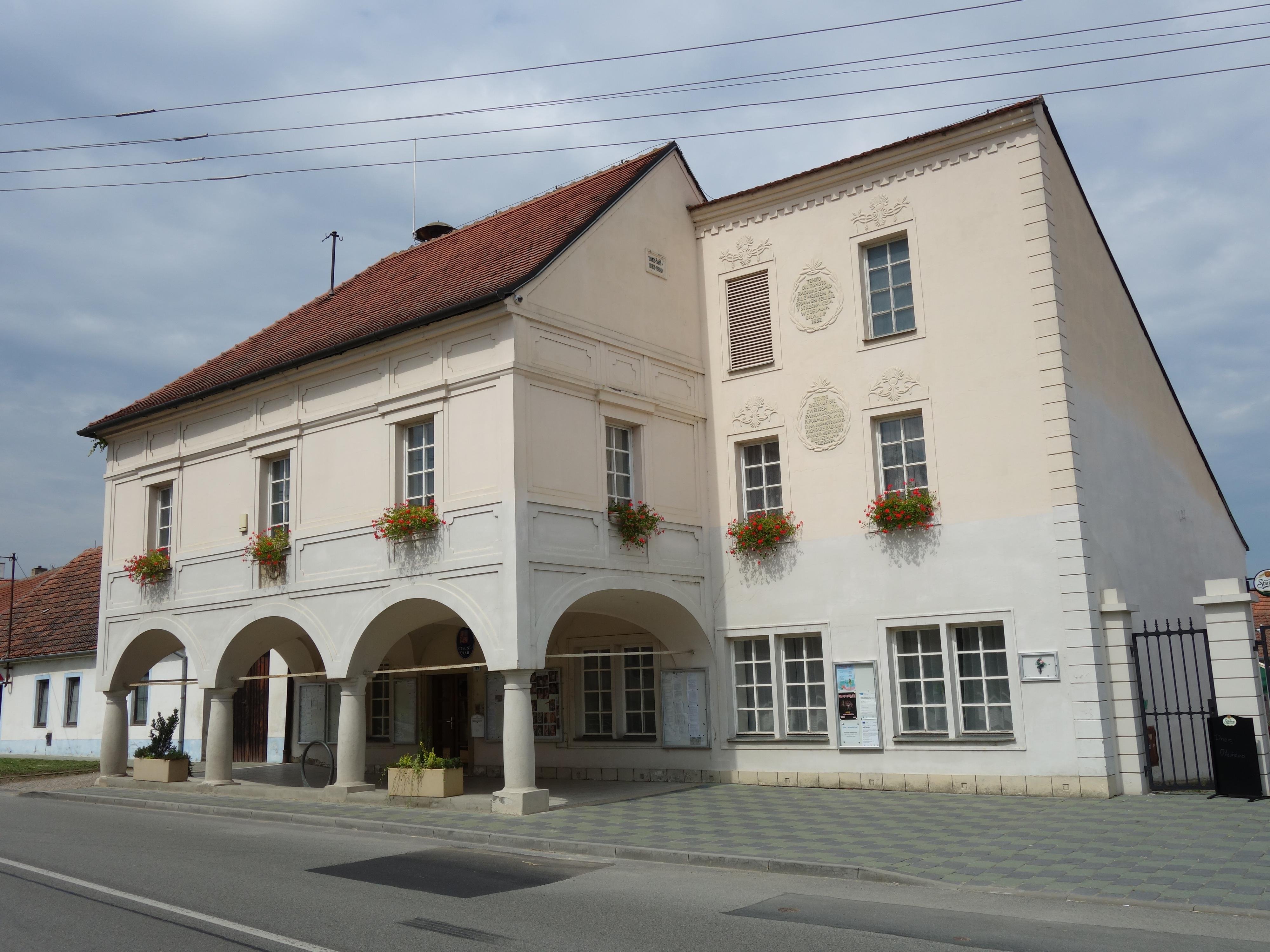 Blučina - obecní úřad foto 2