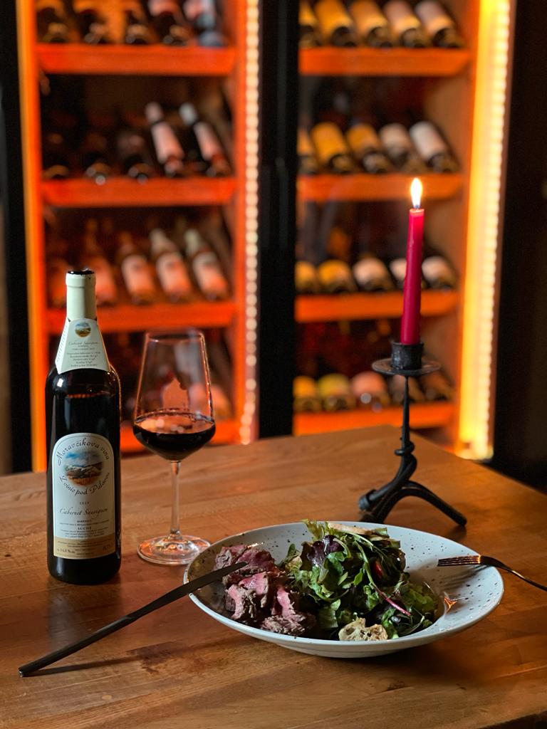 Středověká hodovna na hradě Vildštejn foto 3