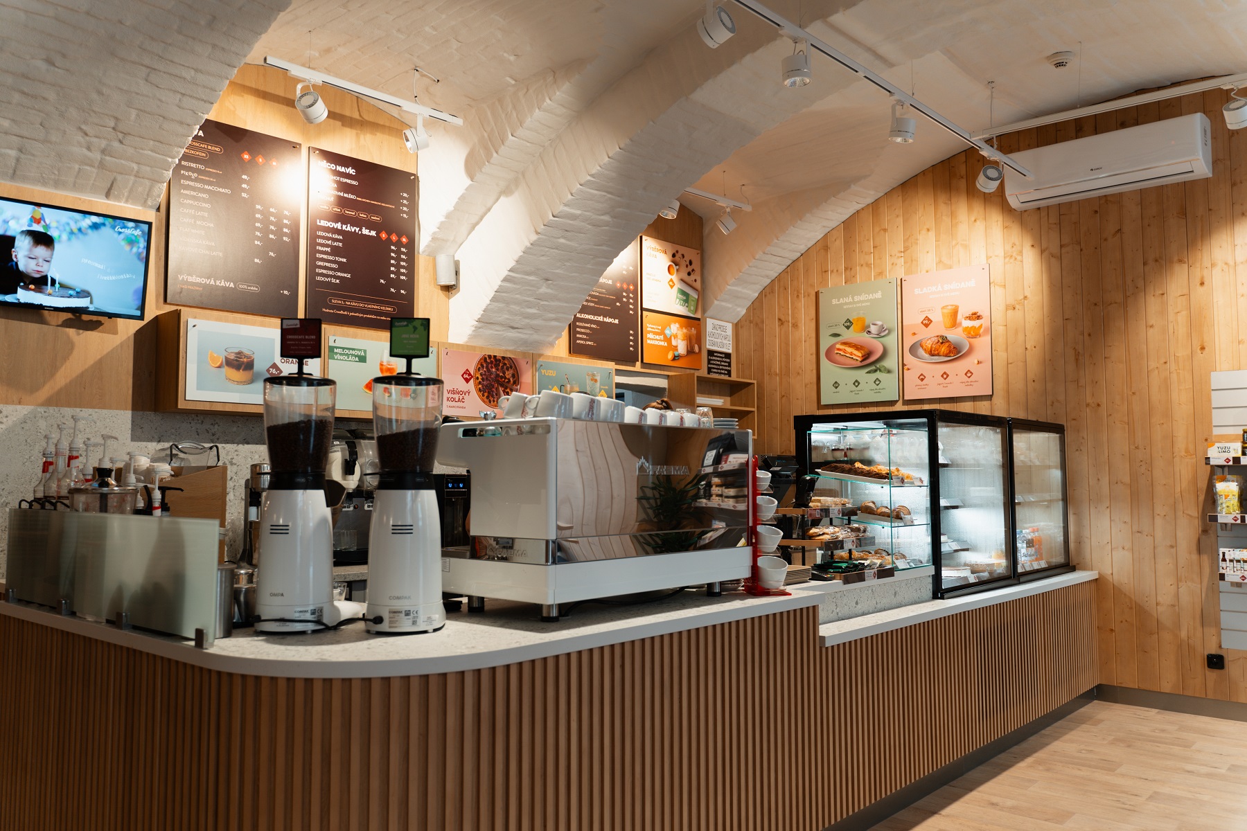 CrossCafe Jungmannova foto 6