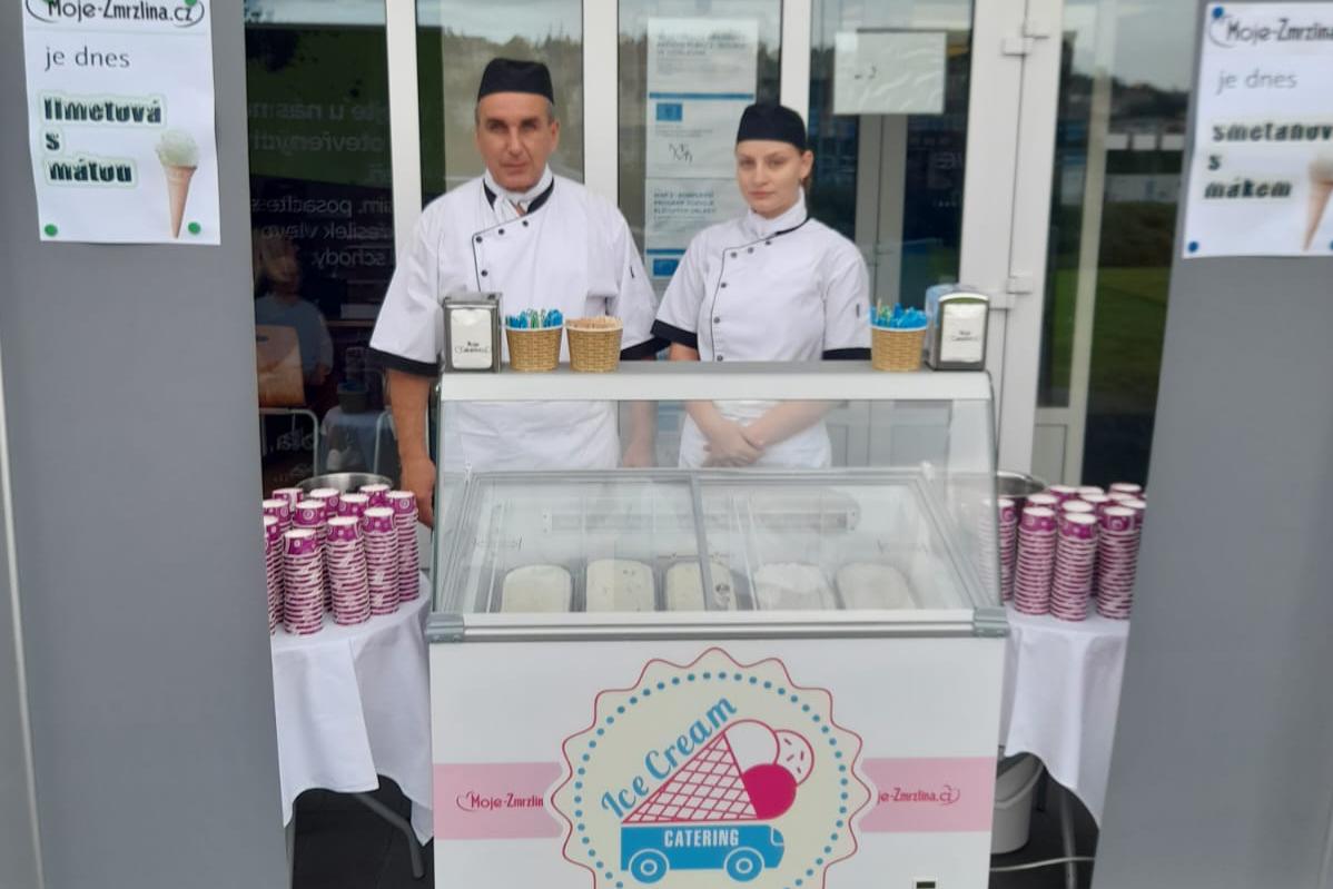 Zmrzlina na vánočním večírku nesmí chybět