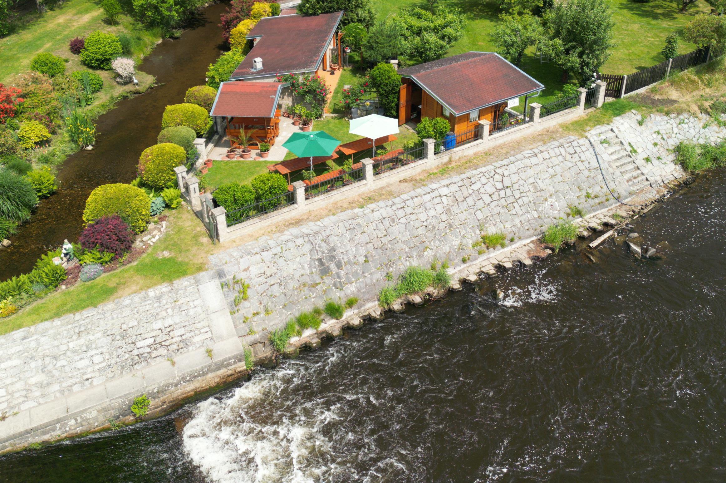 Občerstvení u řeky