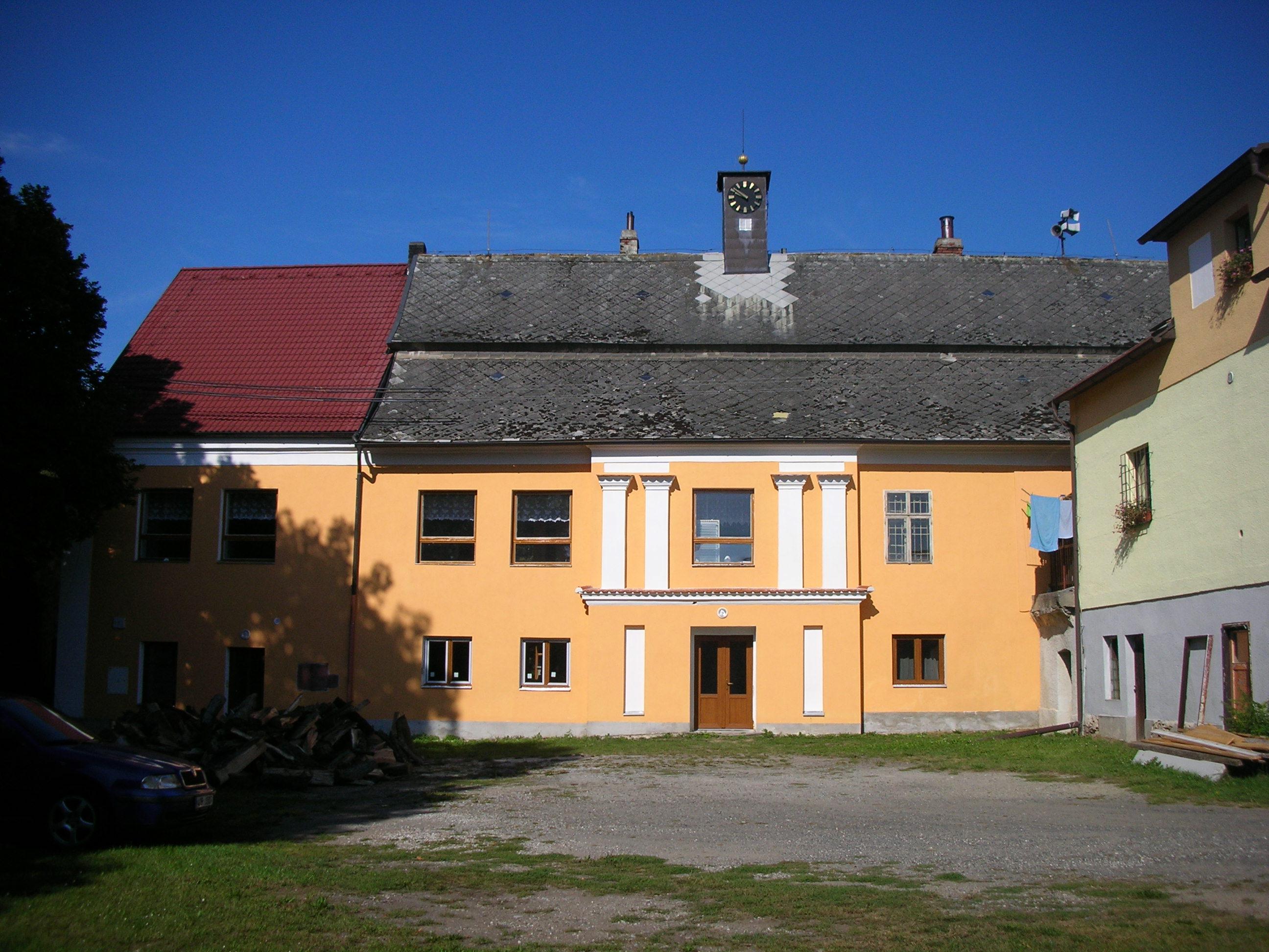 Kladruby - obecní úřad foto 4