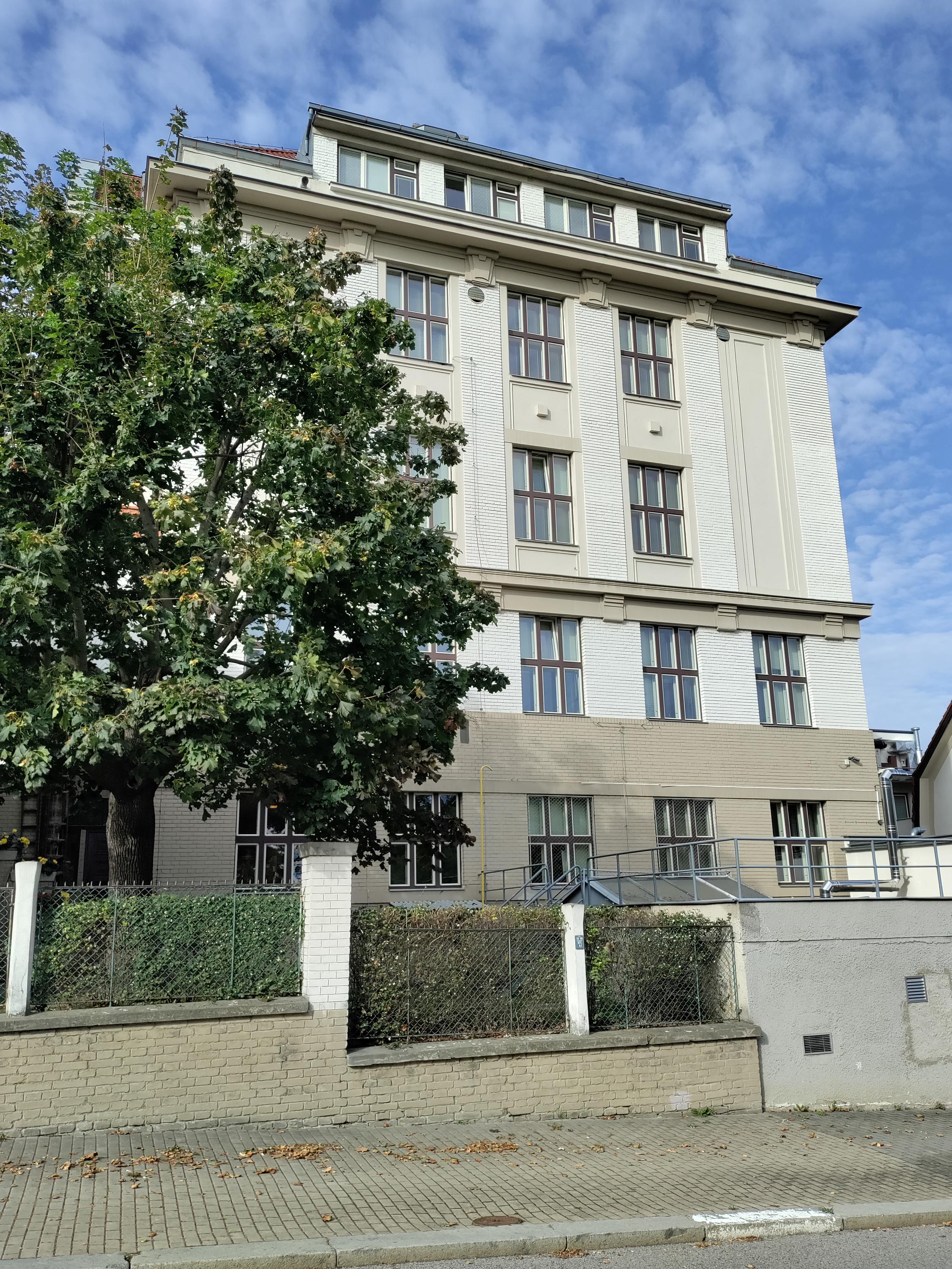 Knihovna Fyzikálního ústavu AV ČR Cukrovarnická foto 6