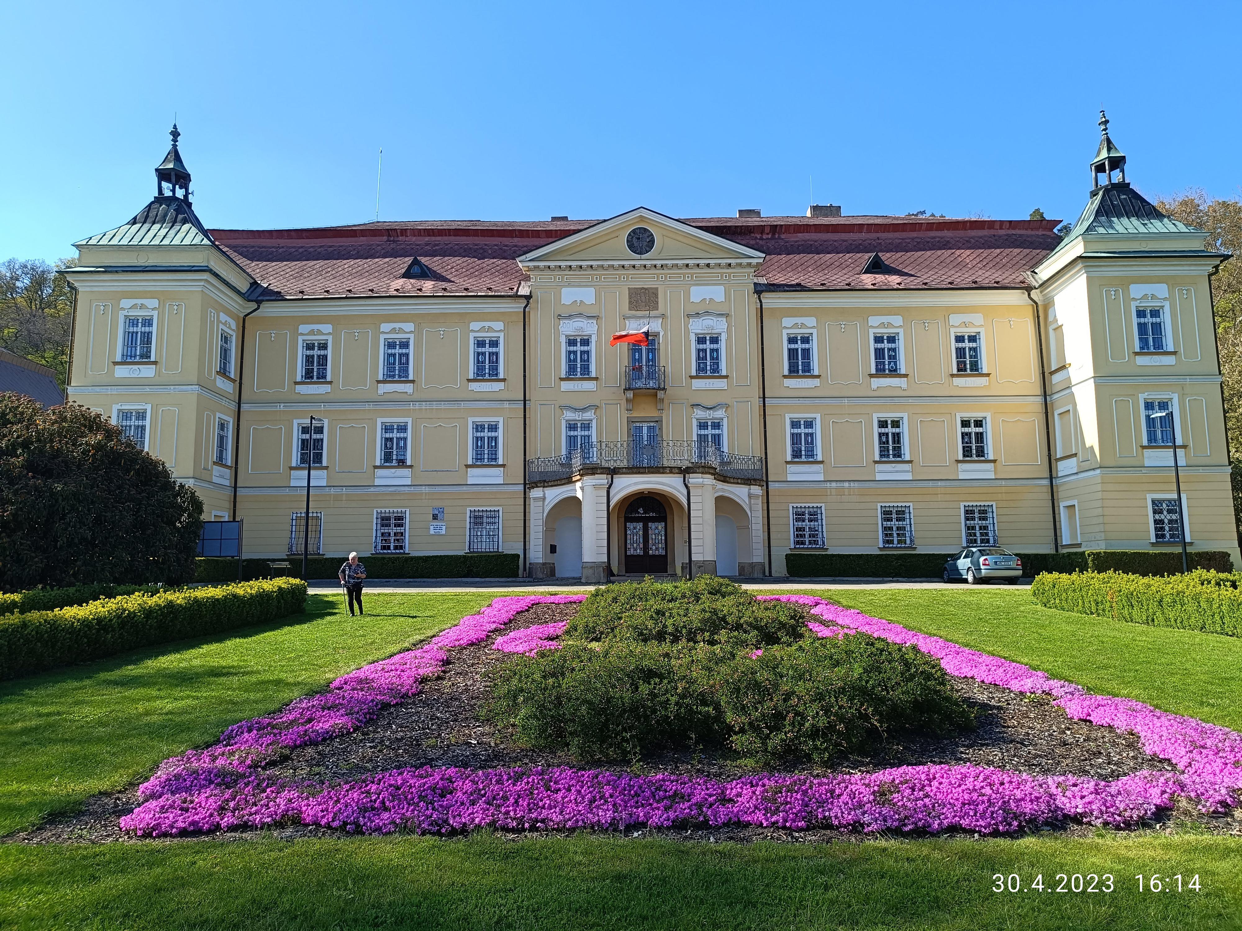 Dětský domov se školou, ZŠ a školní jídelna Veselíčko