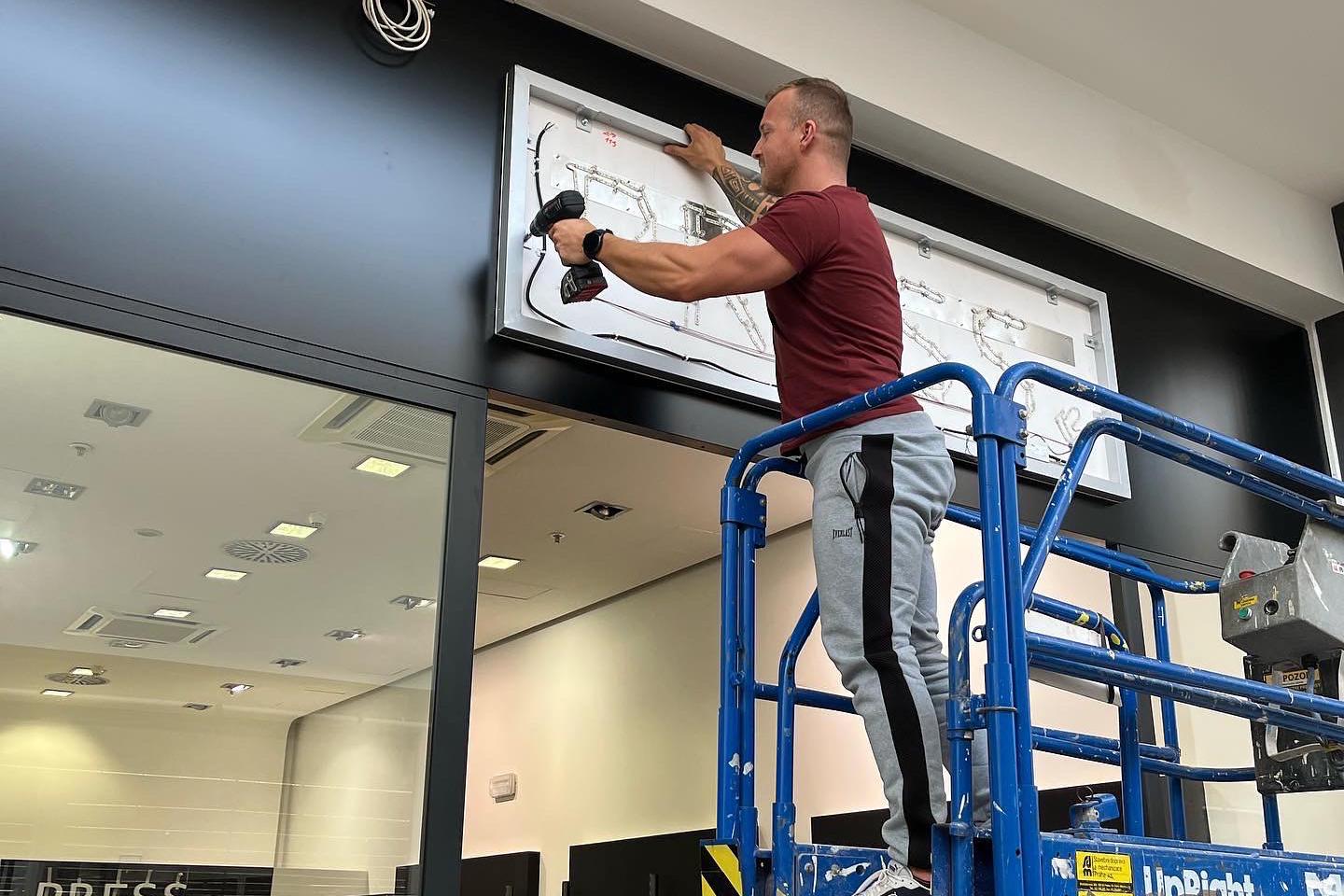 Kutil Hašek - hodinový manžel, elektrikář, instalater, zedník