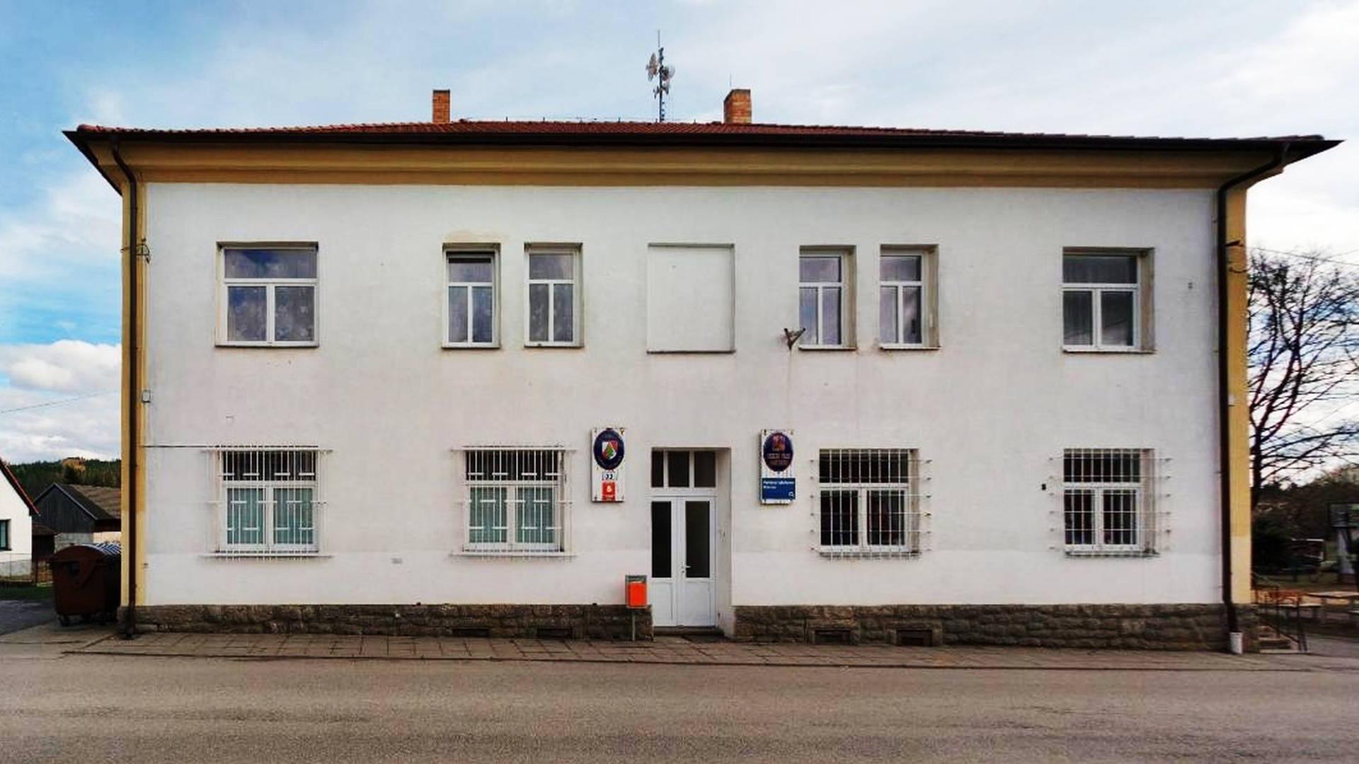 Panské Dubenky - obecní úřad foto 1