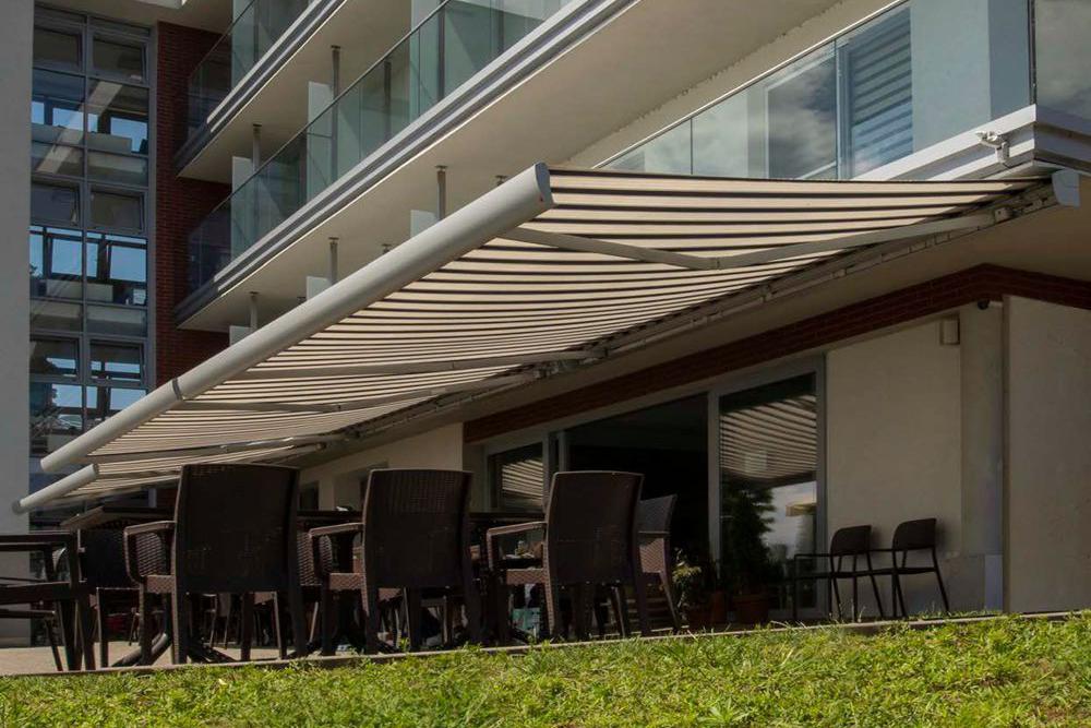 Kazetová markýza s motorickým nebo ručním pohonem