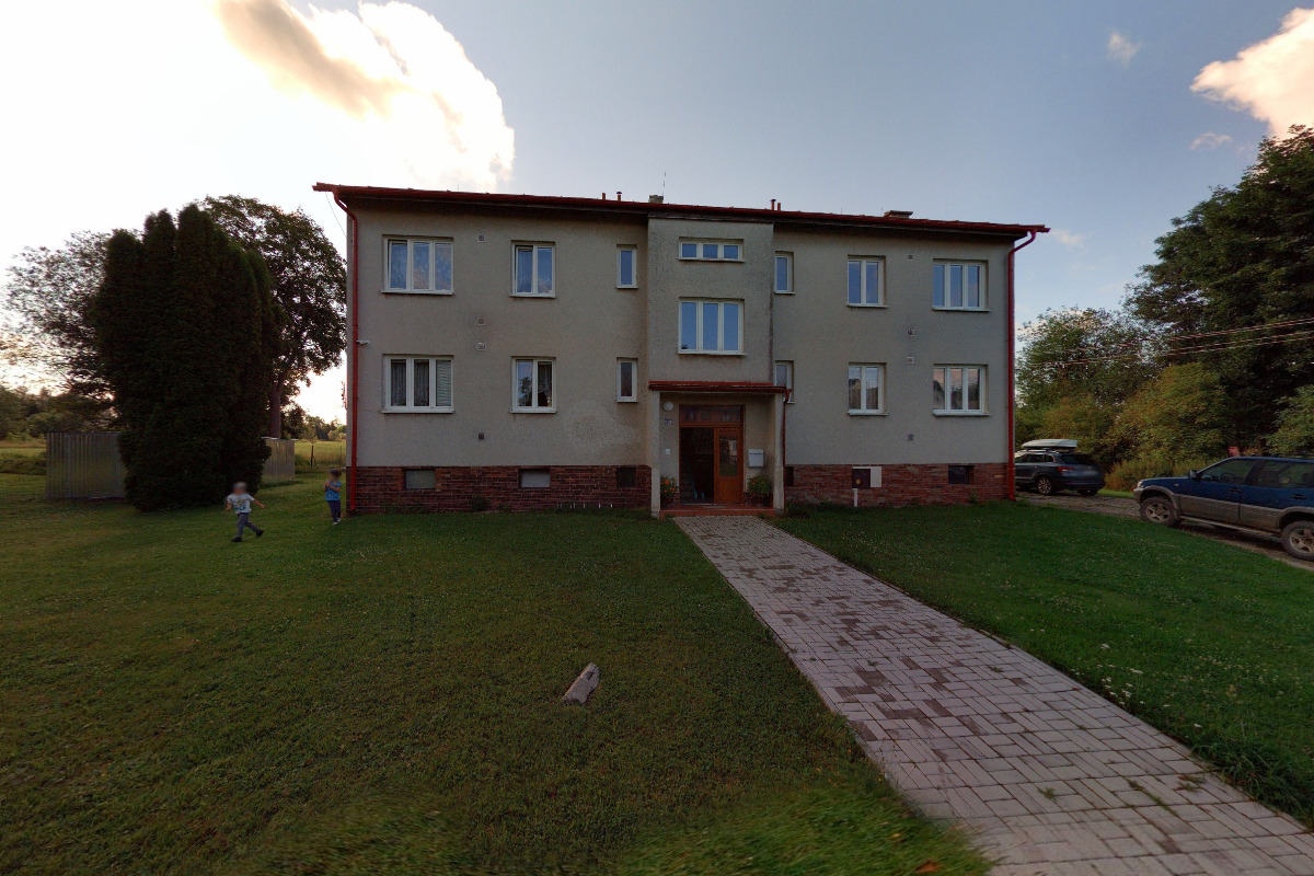 Prodej dřeva u památníku