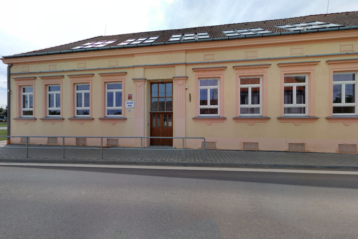 Základní škola Hevlín foto 1
