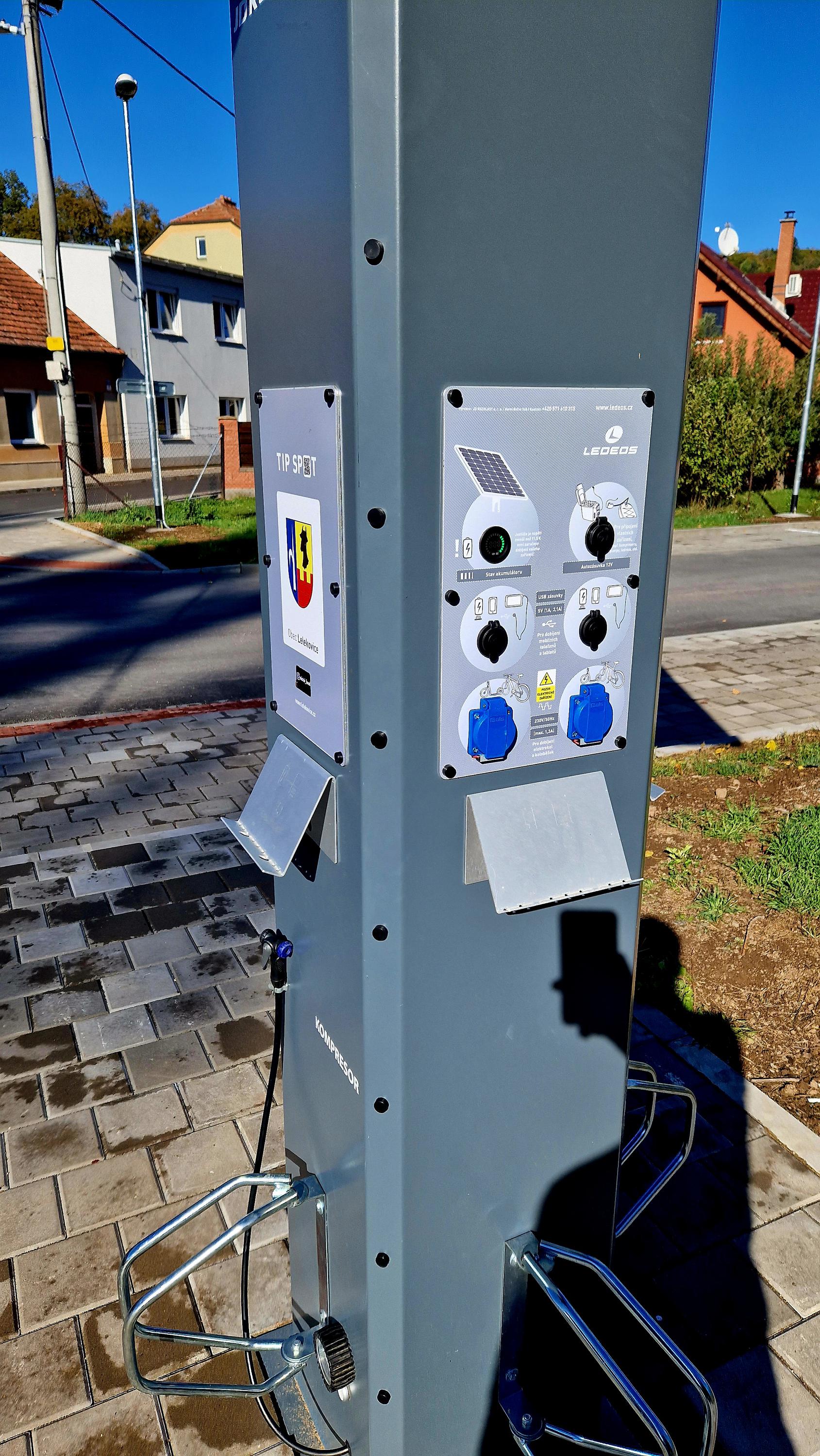 Nabíjecí zásuvka pro elektrokola u hřiště foto 2