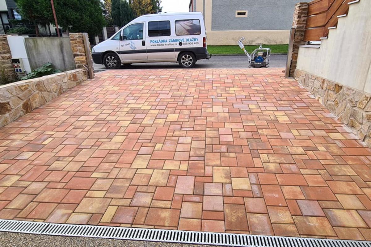 Petr Vaněk - pokládka zámkové dlažby