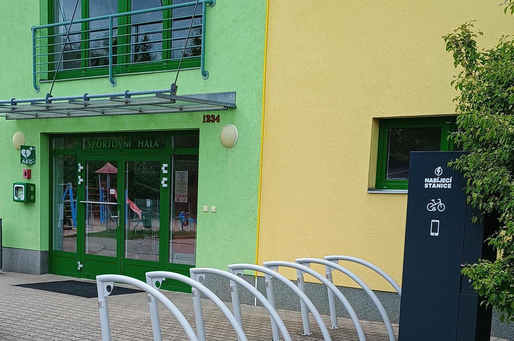 Nabíjecí stanice pro elektrokola a mobilní zařízení