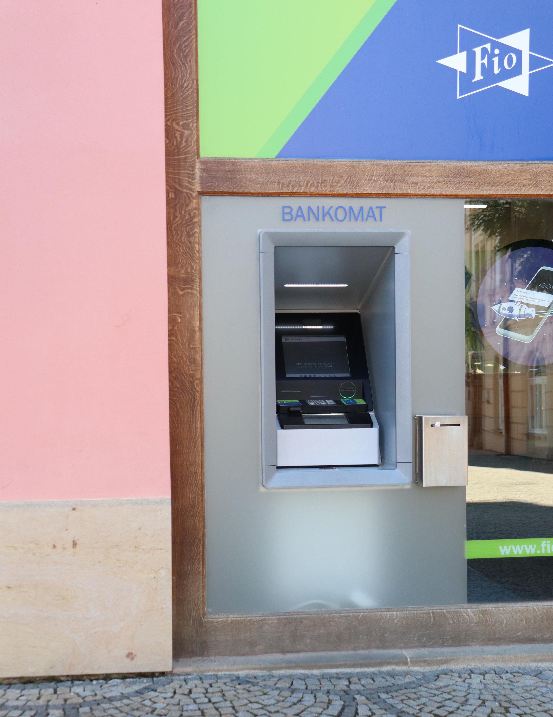 Fio banka - bankomat i vkladomat foto 4