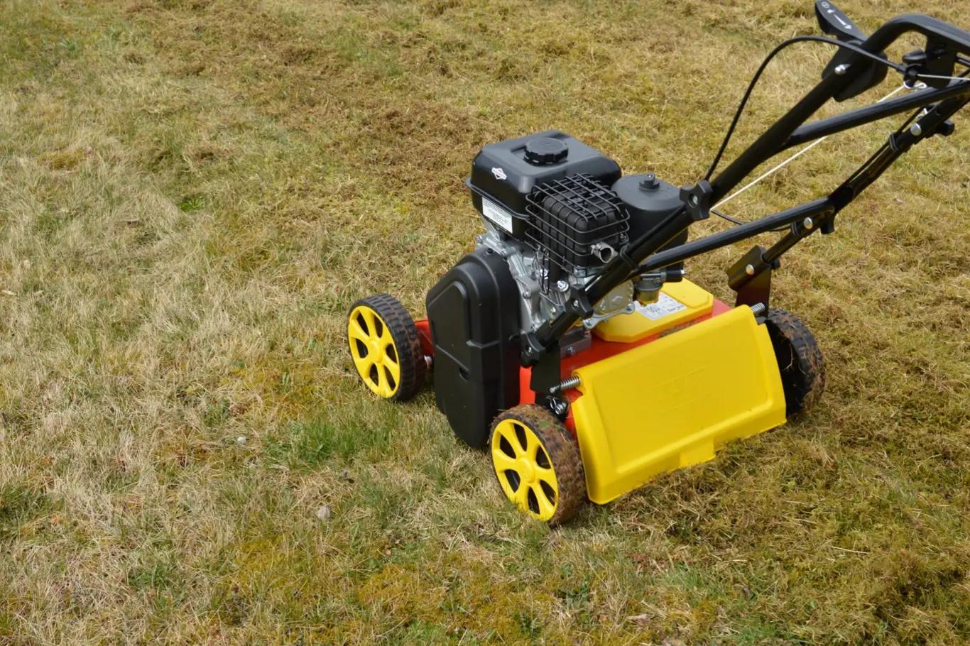 Vertikutace trávníku