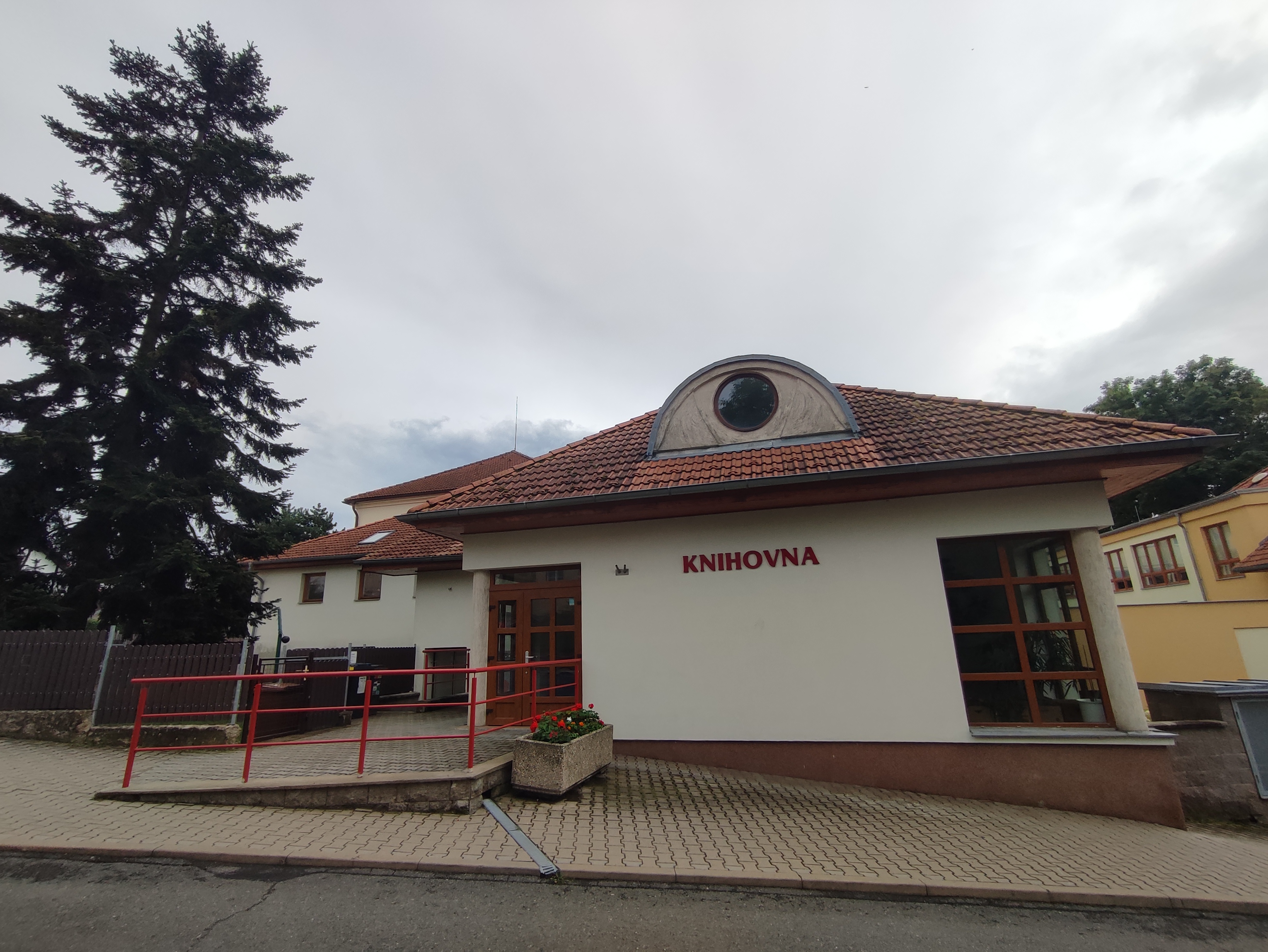 Vzorná lidová knihovna Velké Popovice foto 2