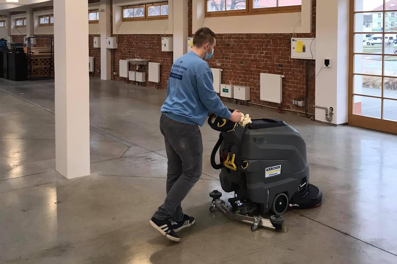 Strojové čištění podlah mycím automatem Karcher