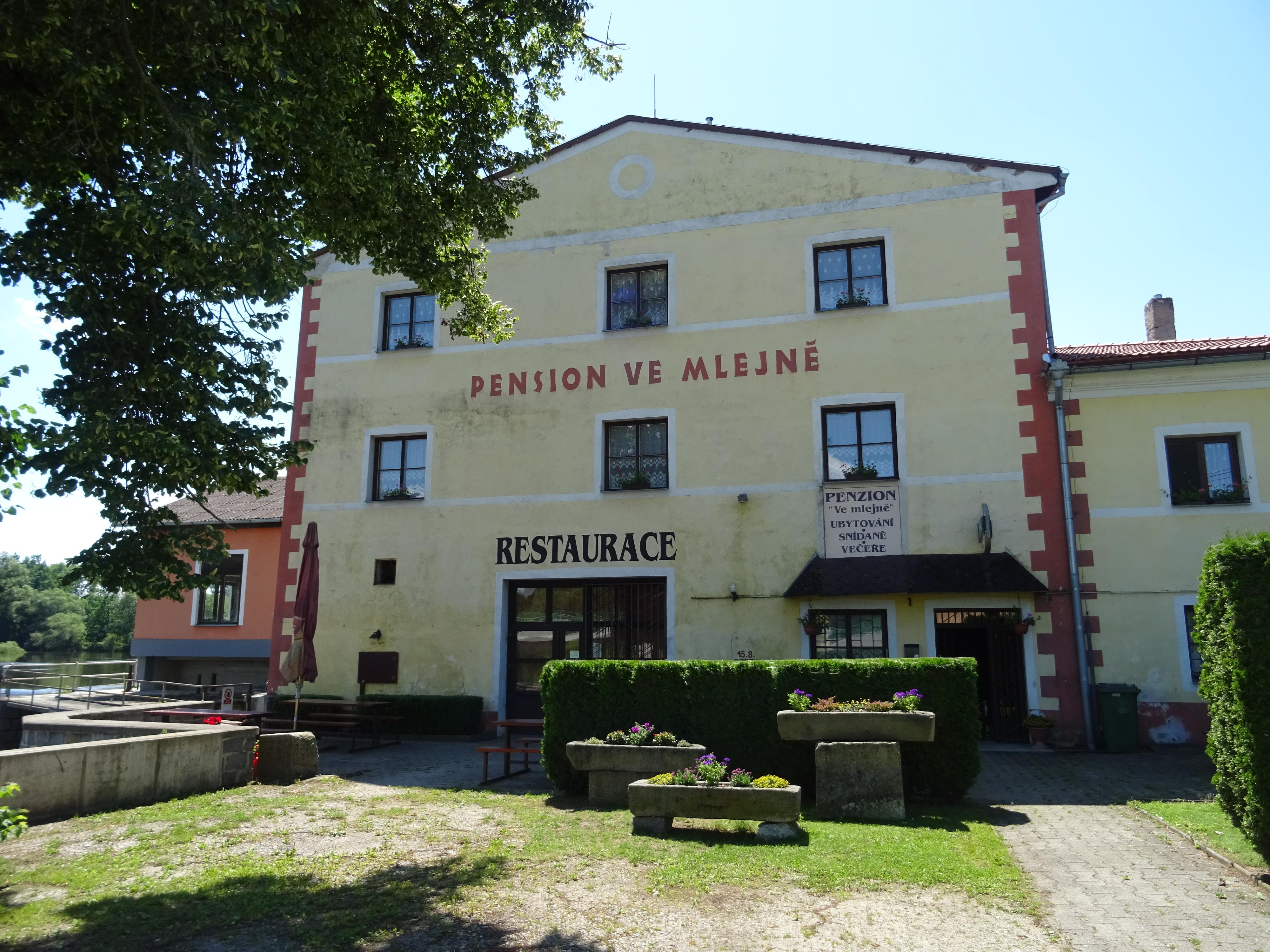 Restaurace - vinárna Ve Mlejně