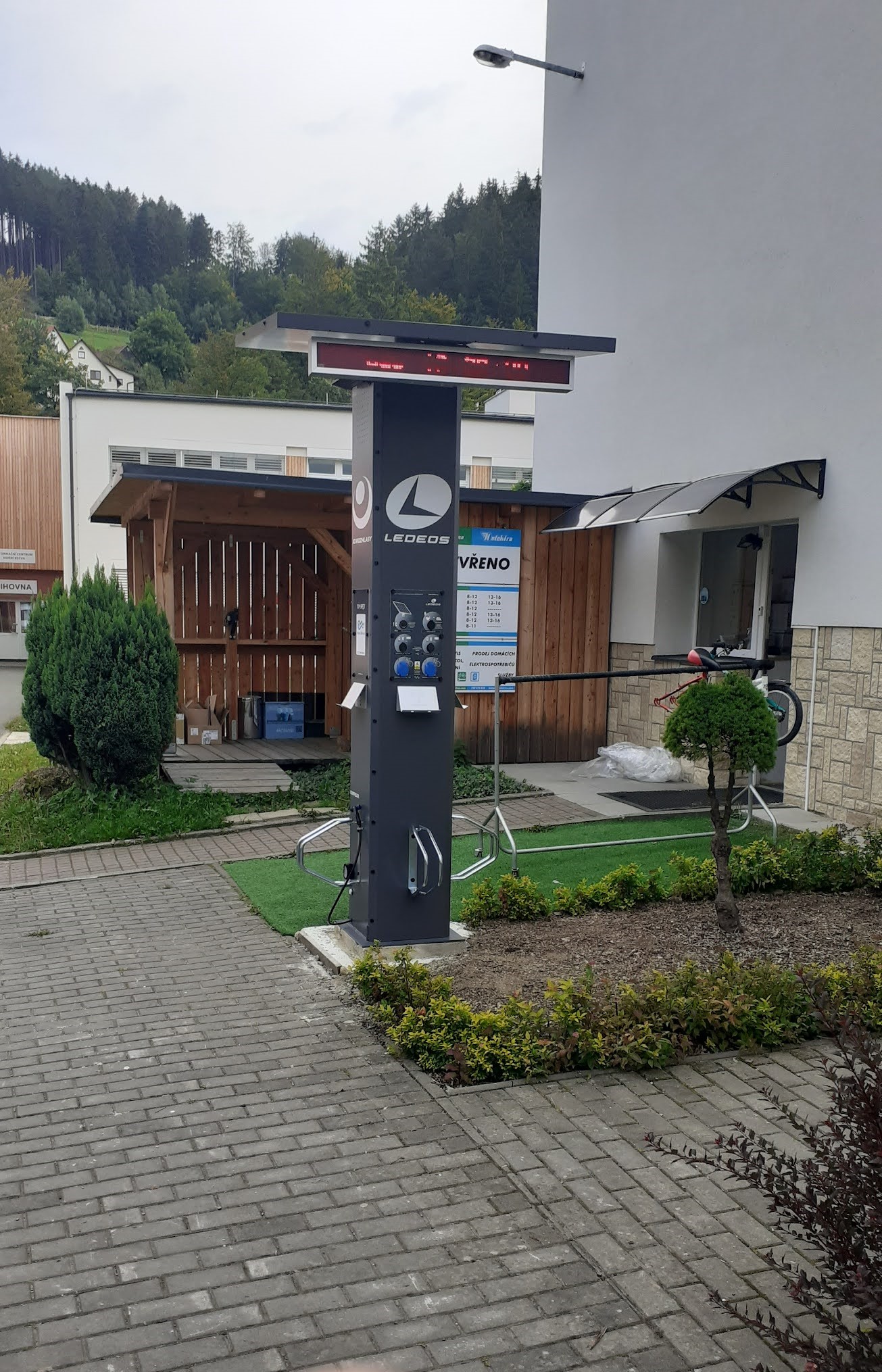 Multifunkční nabíjecí stanice SPOT" foto 2