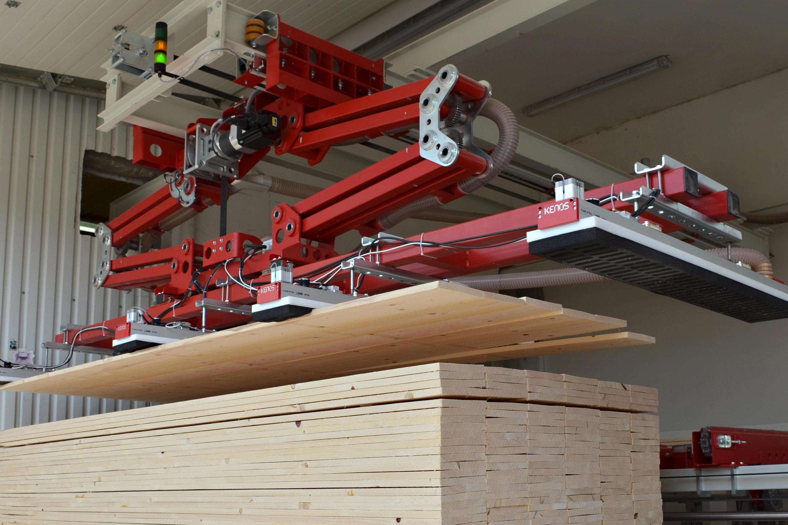 Manipulátory, otačeče, rozebírače hrání