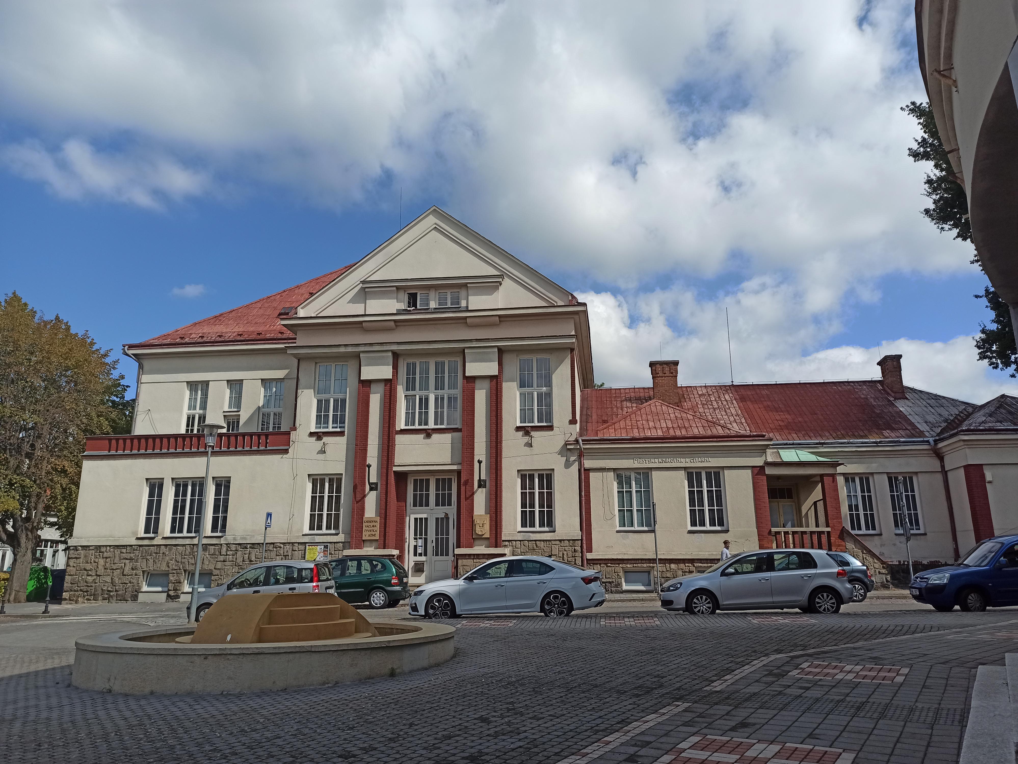 Knihovna Václava Čtvrtka v Jičíně foto 3