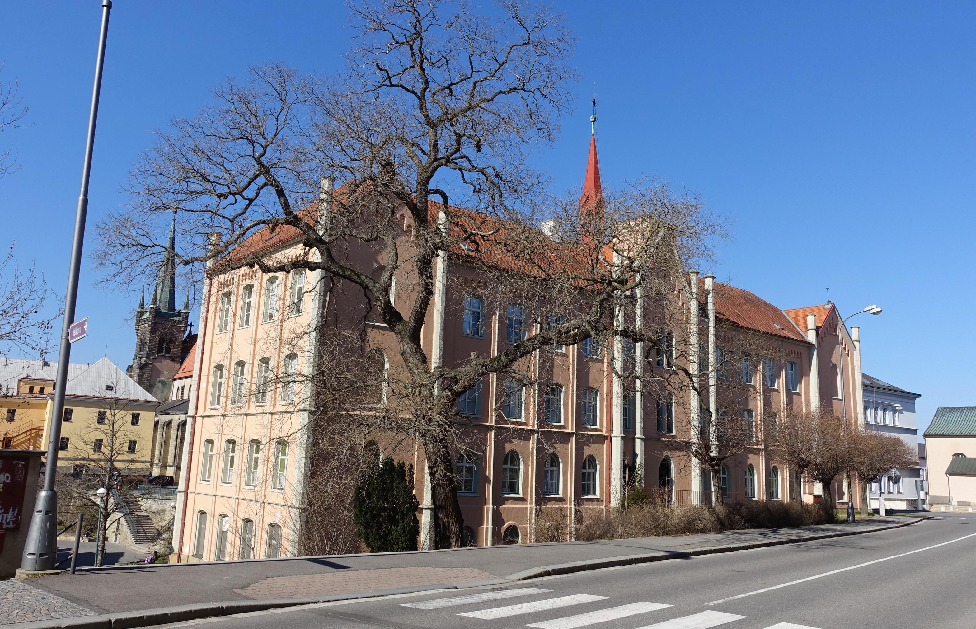 ZŠ Chrudim, Školní náměstí foto 2