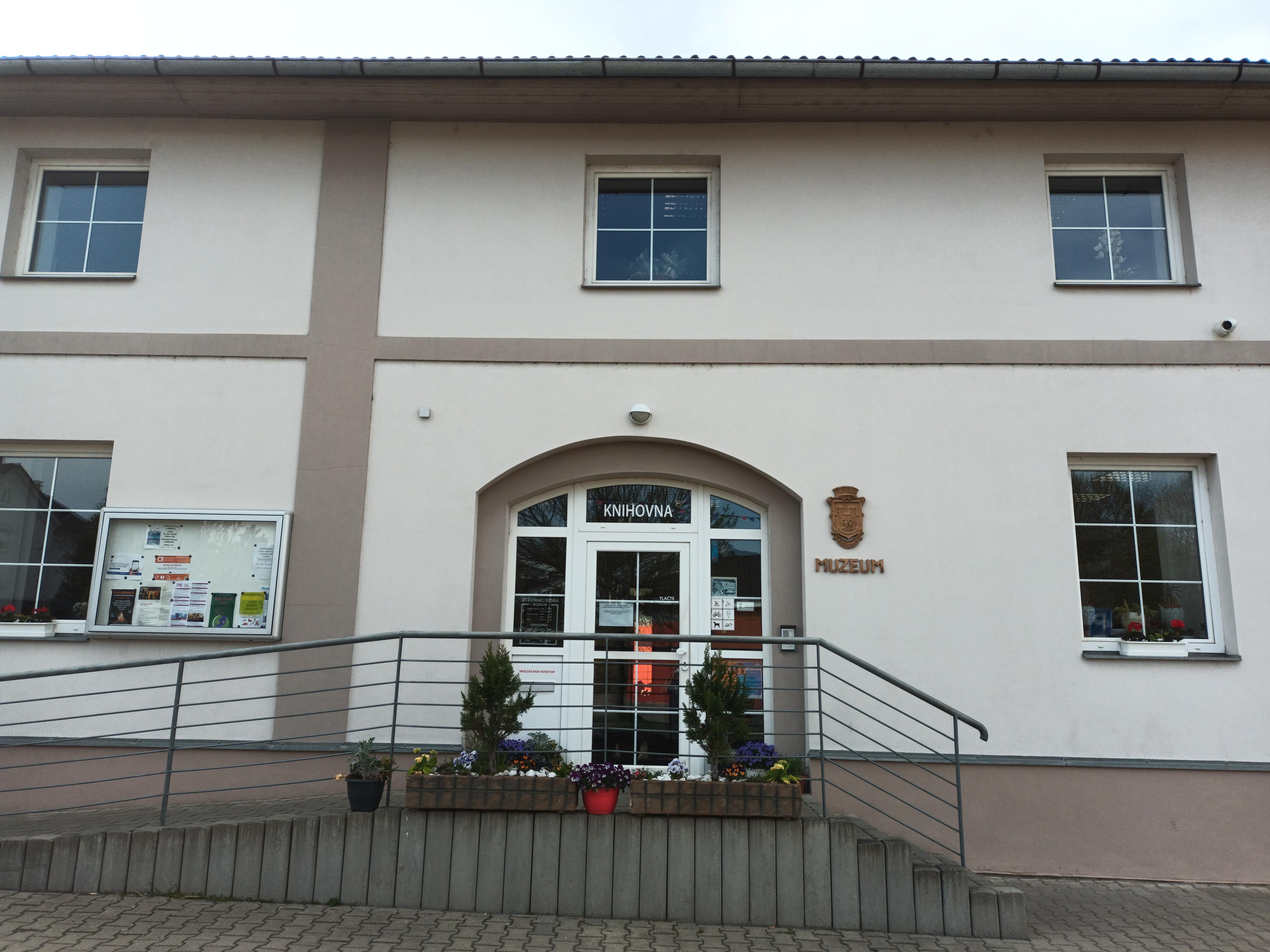 Místní knihovna Uhříněves