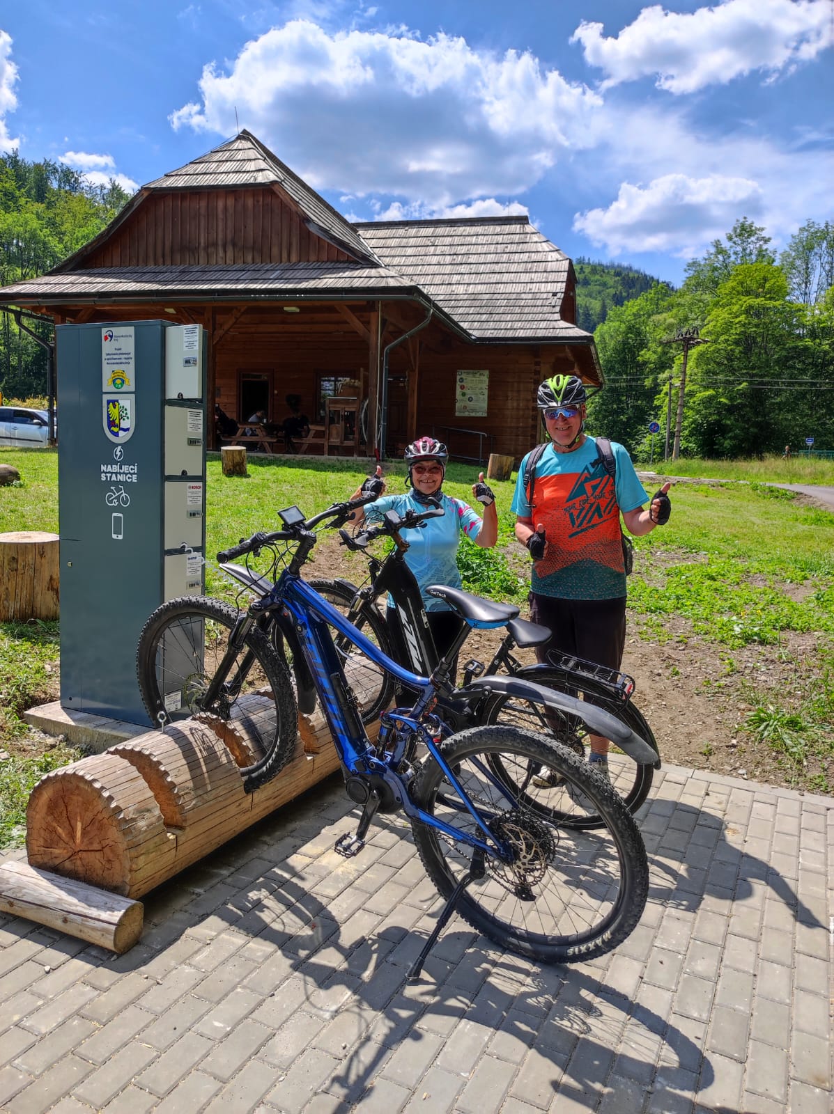 Nabíjecí stanice pro elektrokola a mobilní zařízení foto 2