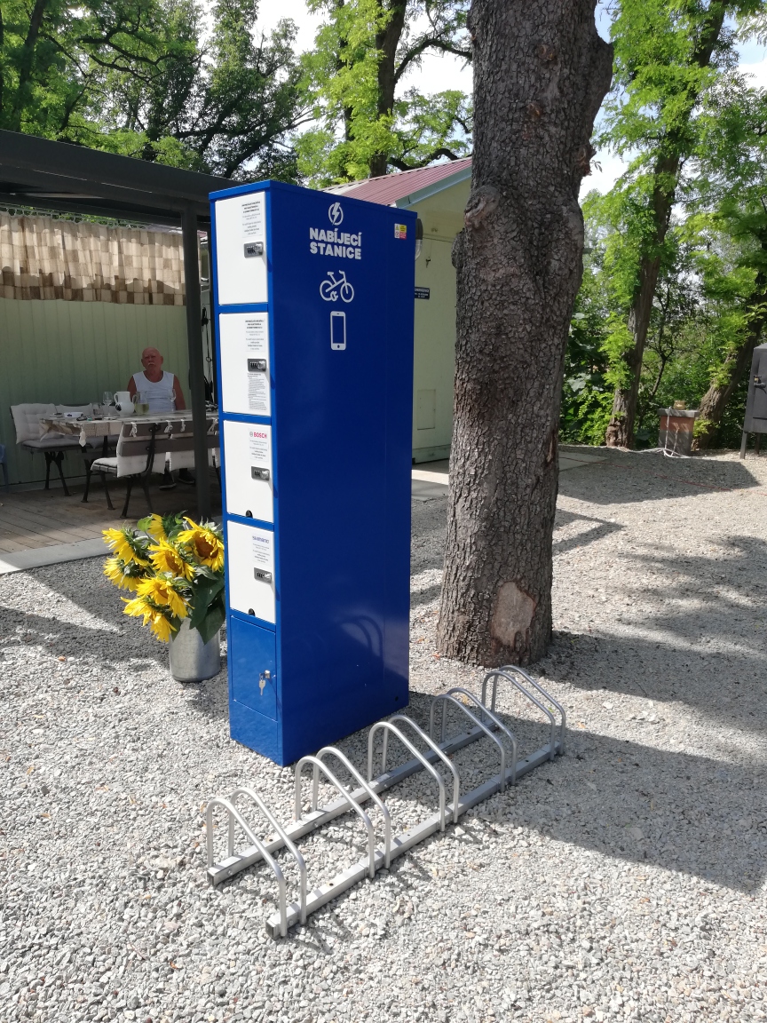 Nabíjecí stanice pro elektrokola a mobilní zařízení foto 2