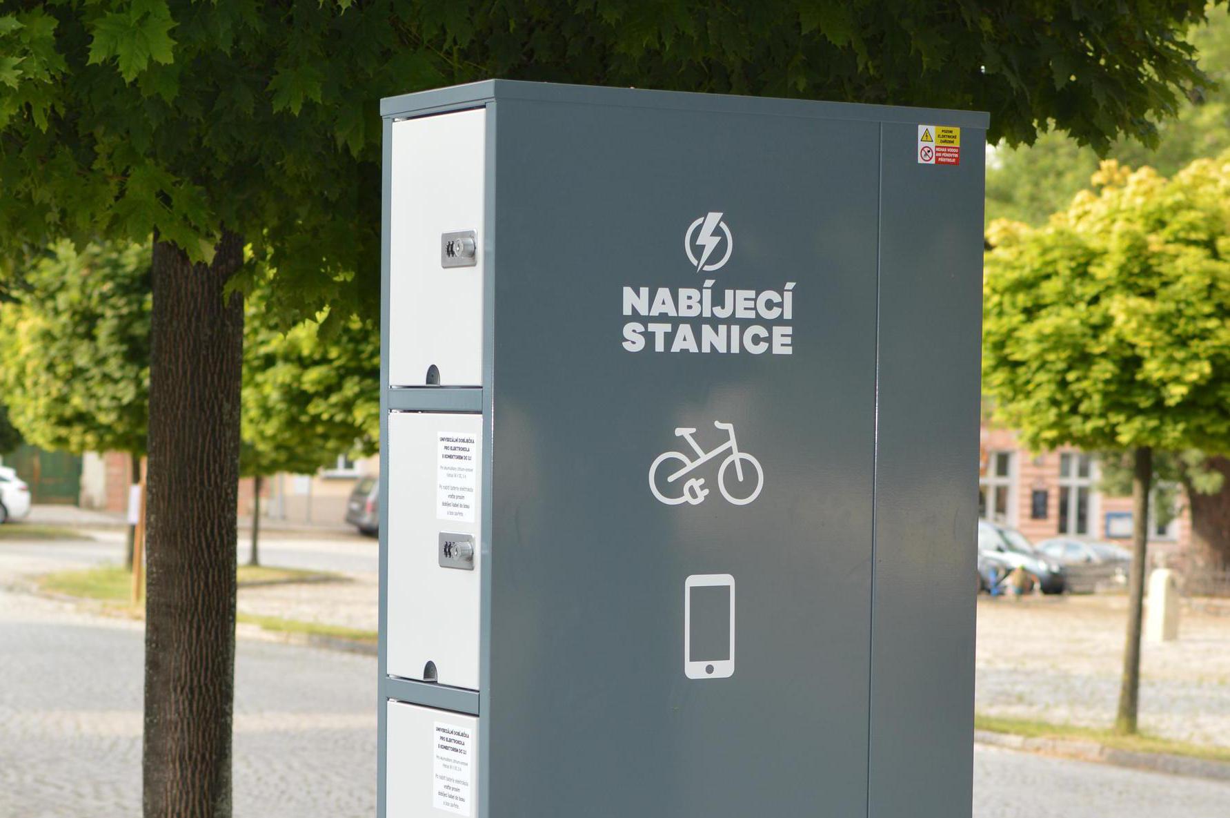 Nabíjecí stanice pro elektrokola a mobilní zařízení
