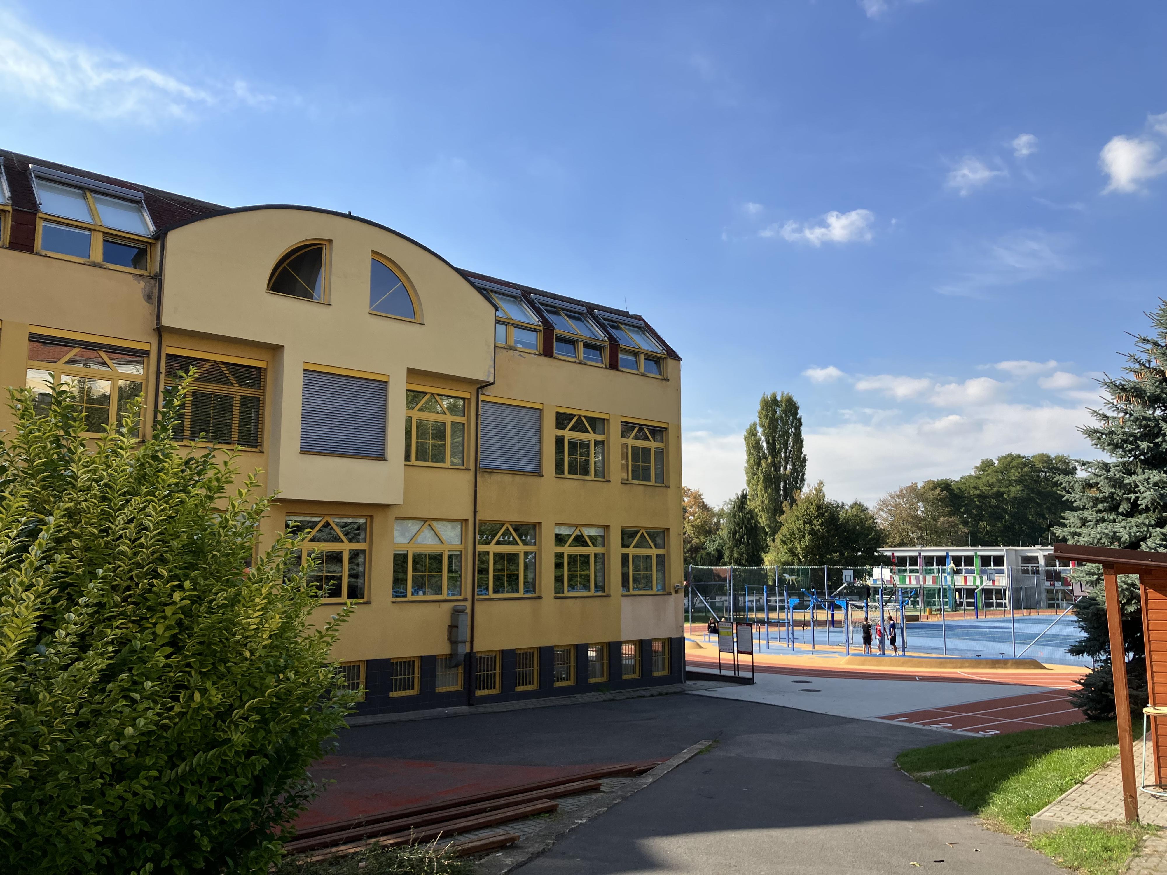 ZŠ, Praha 10, nám. Bratří Jandusů foto 3