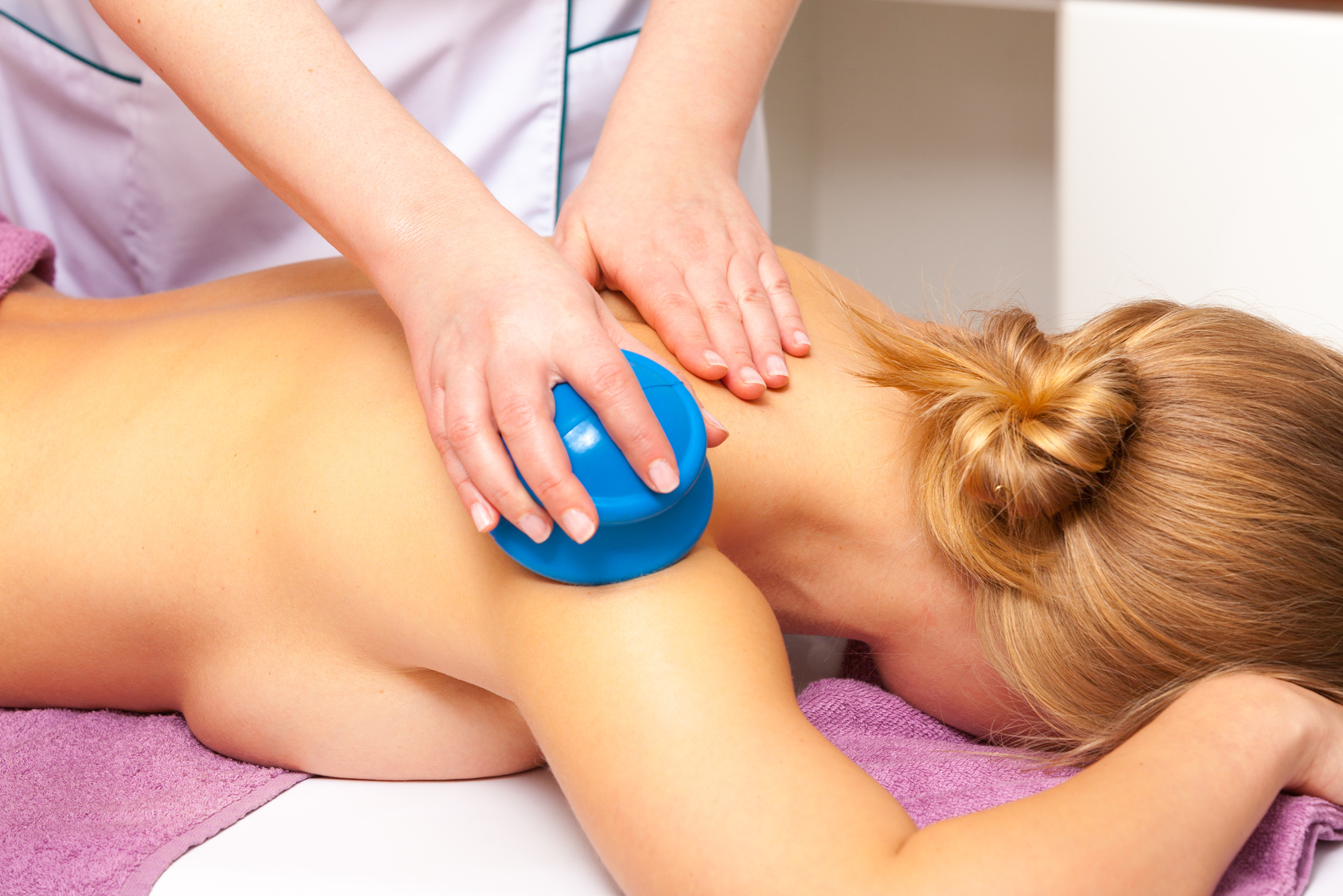 Hloubková masáž zad a šíje s baňkováním, 90 minut