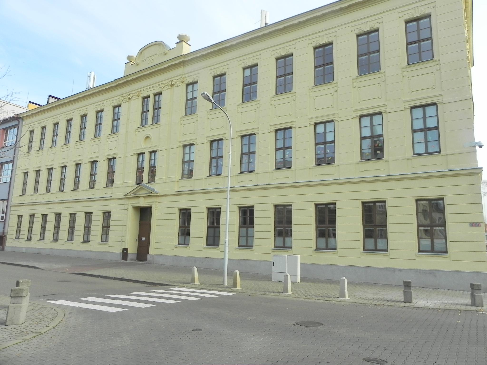 ZŠ J. A. Komenského, náměstí Republiky foto 3