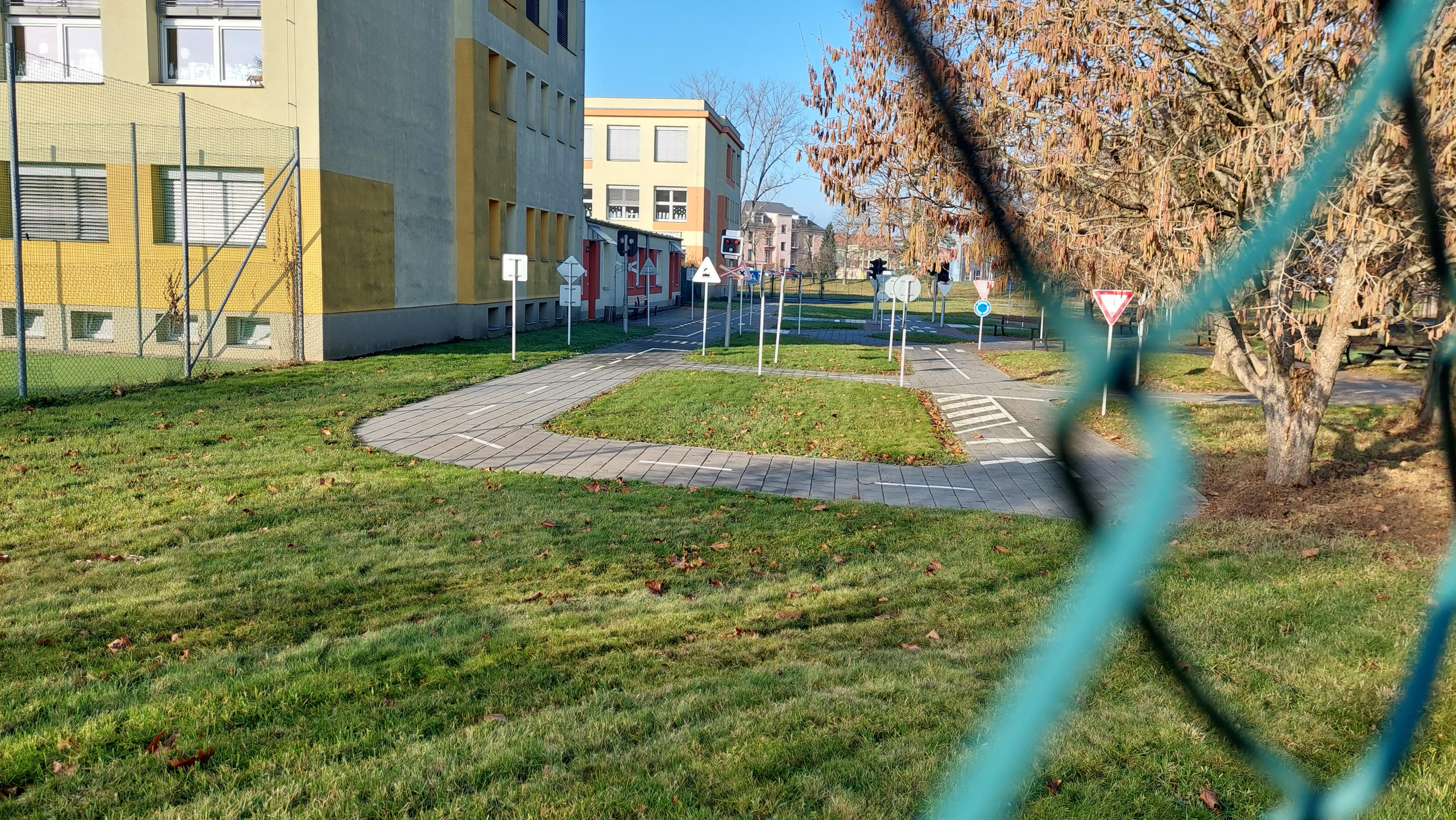 Základní škola, Uherské Hradiště, Sportovní 777 foto 2