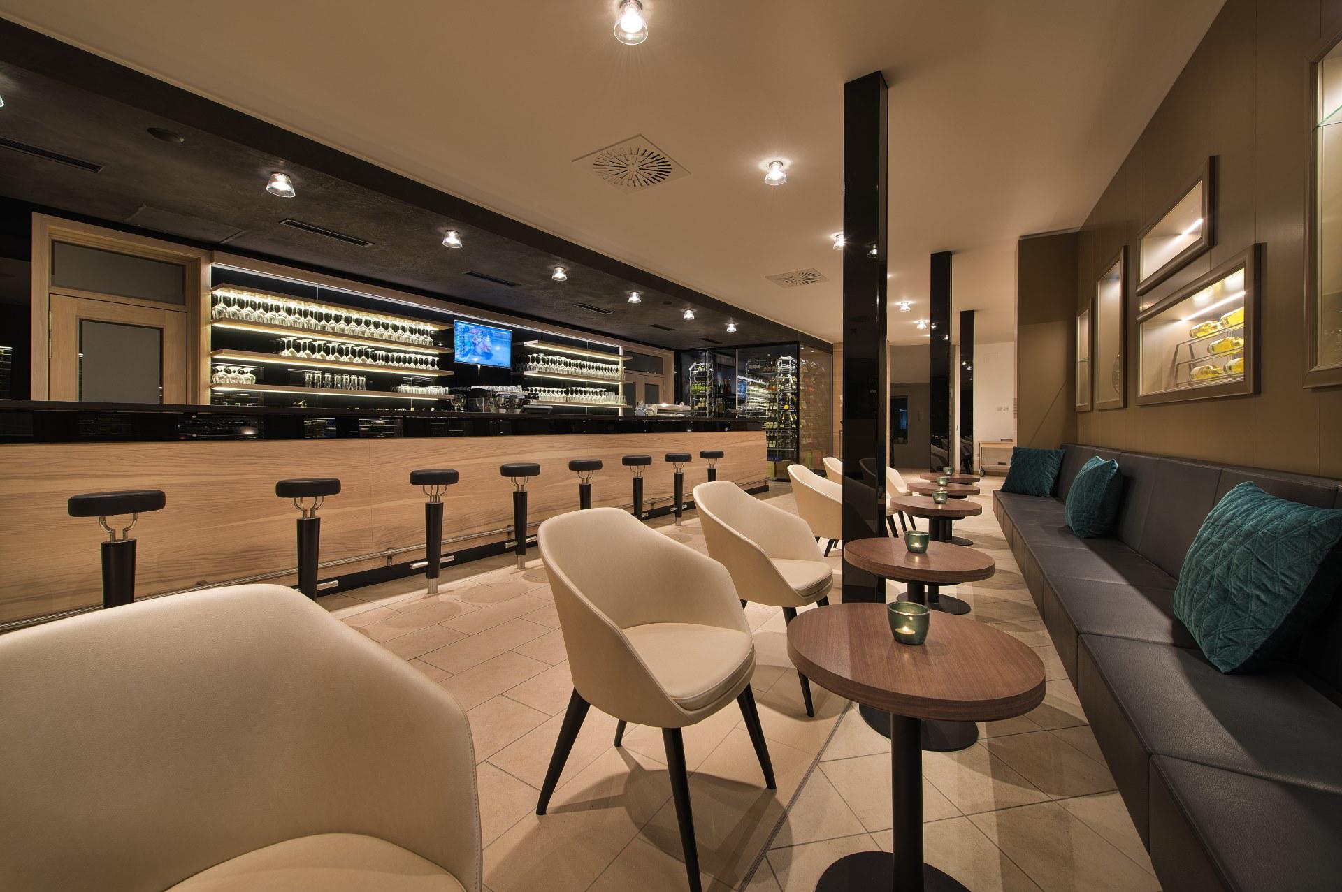 LOBBY BAR PREMIUM HOTEL****