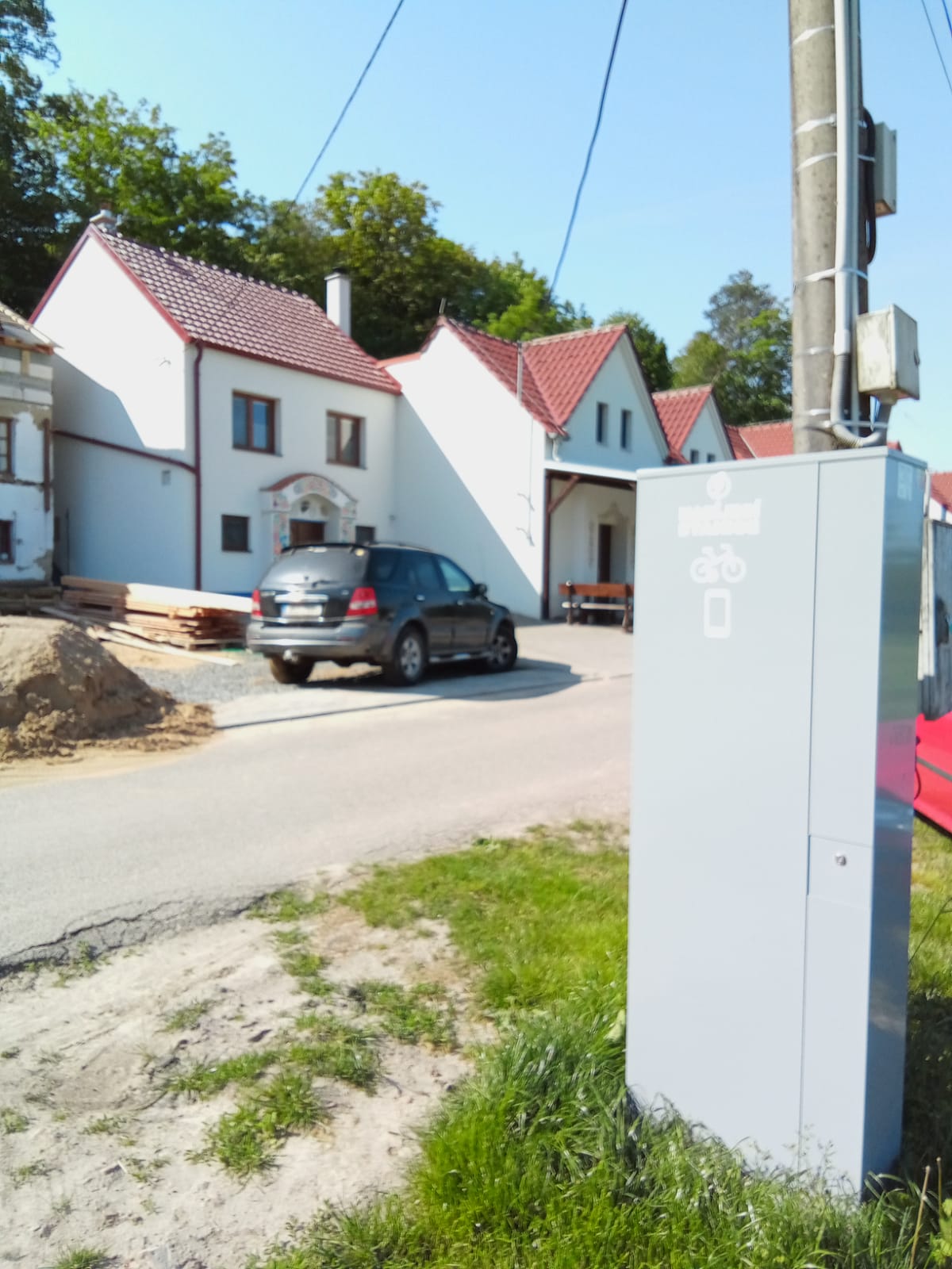 Nabíjecí stanice pro elektrokola a mobilní zařízení foto 2