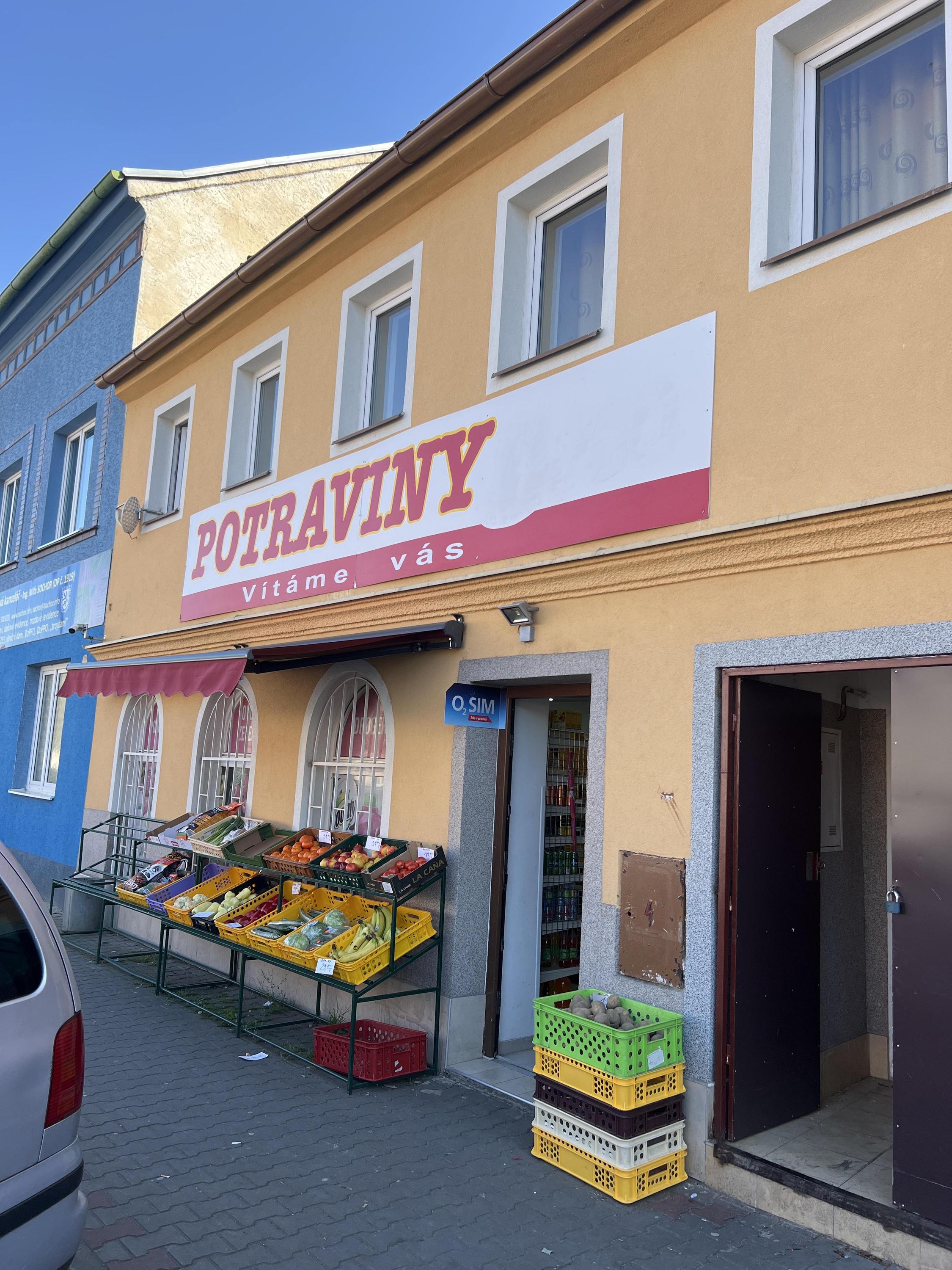 Potraviny u kruhového objezdu foto 3