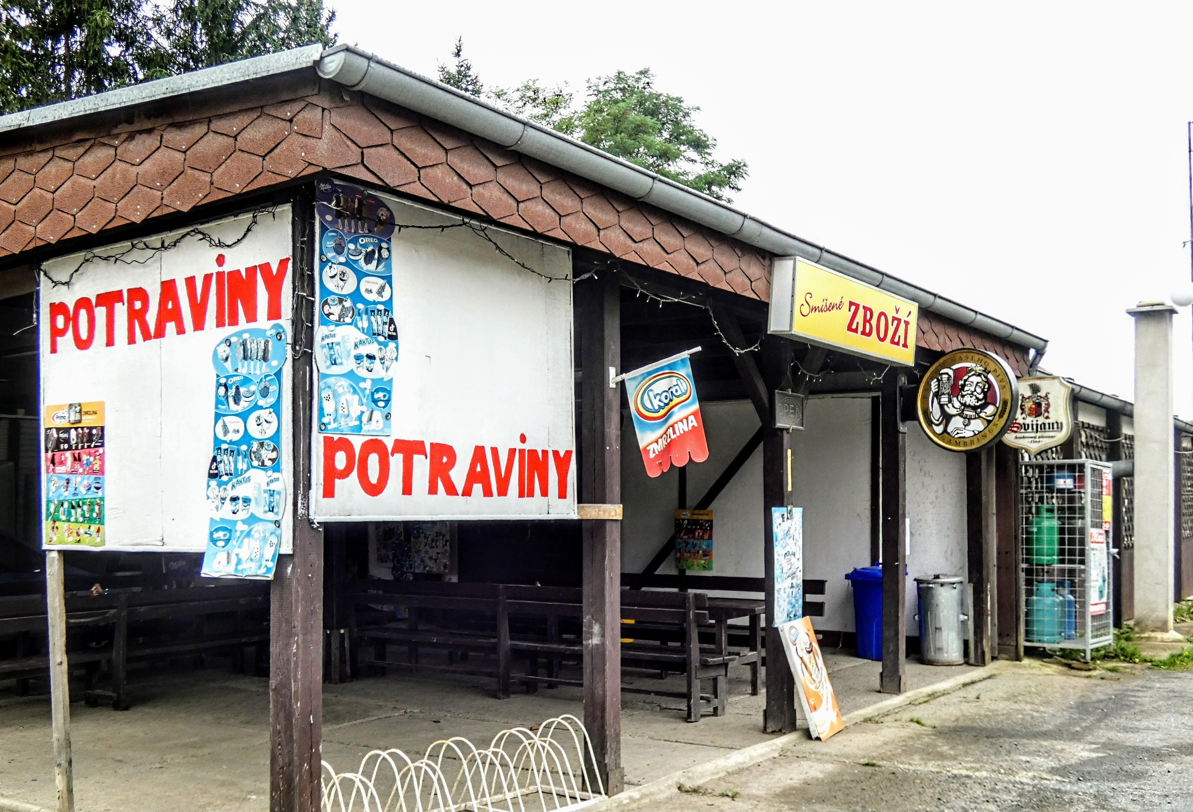 Smíšené zboží u dětského hřiště