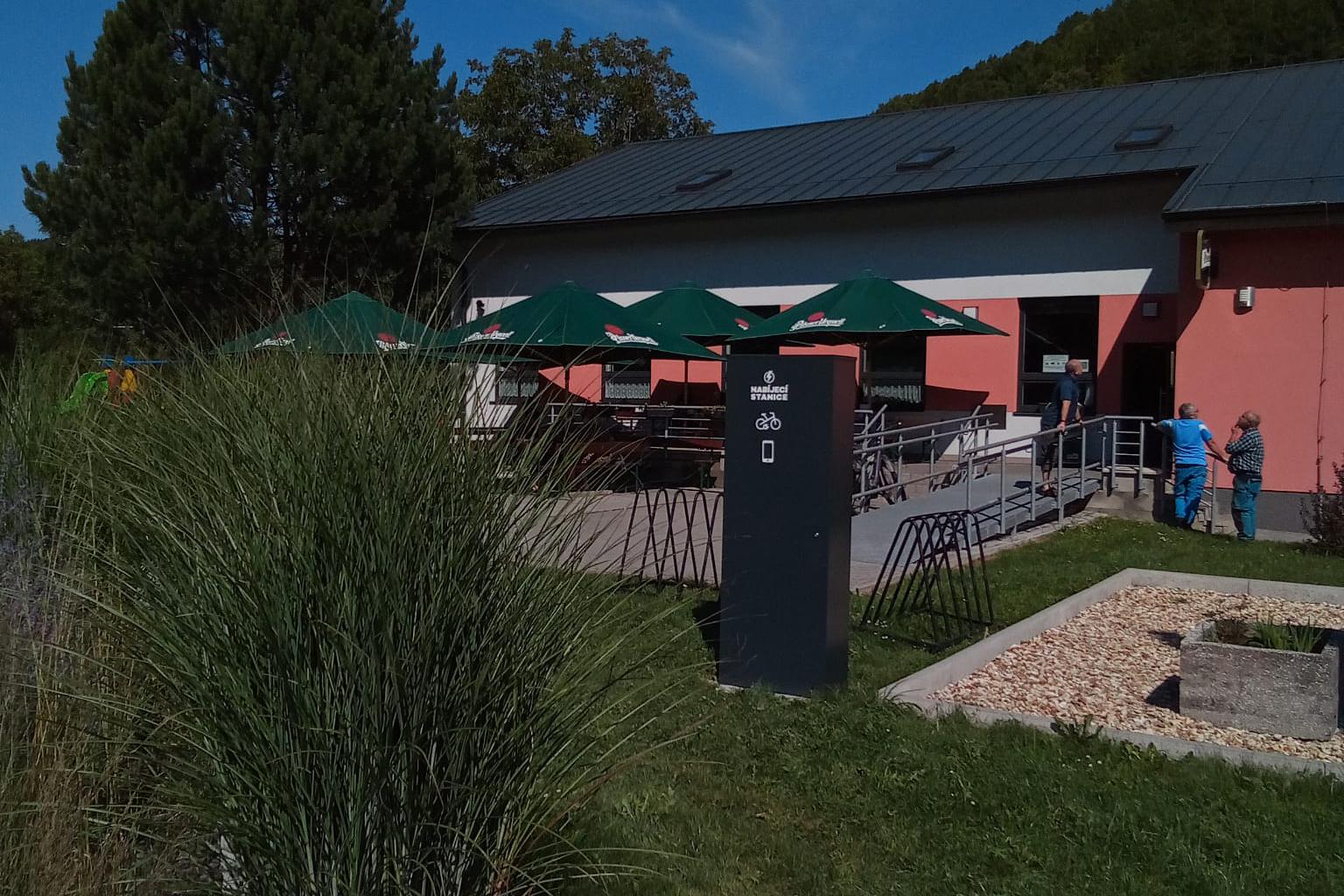 Nabíjecí stanice pro elektrokola a mobilní zařízení