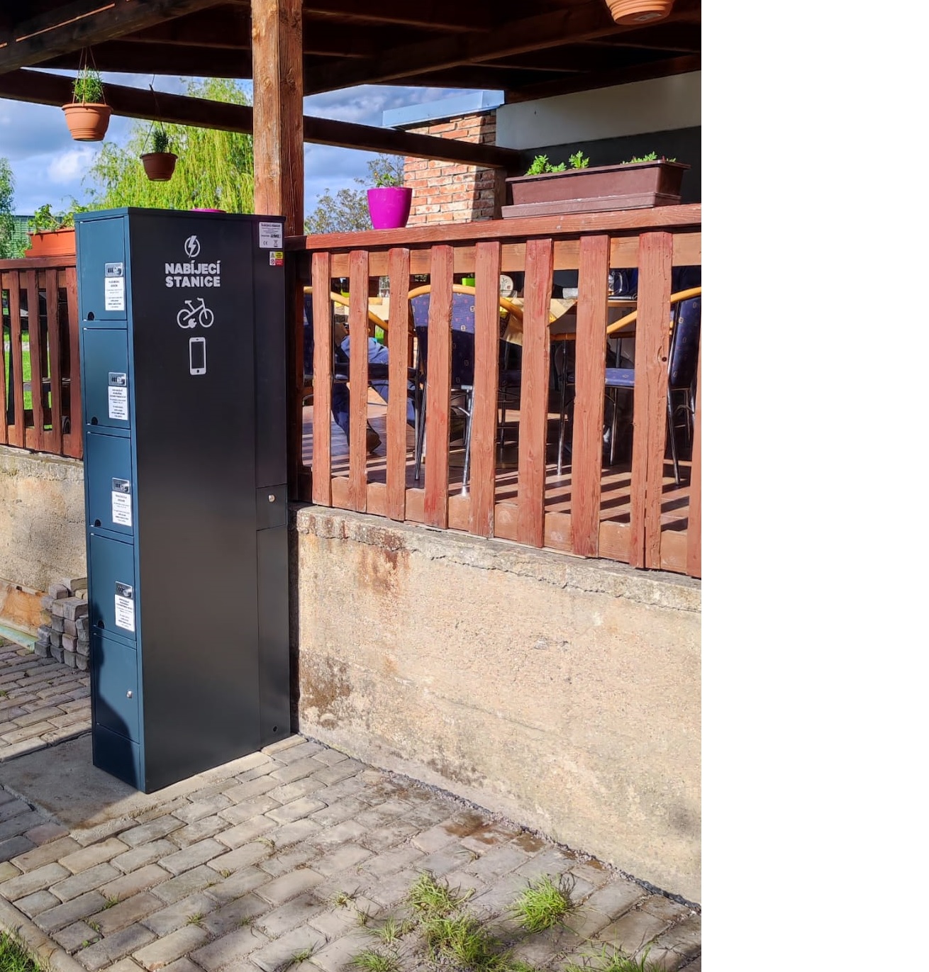 Nabíjecí stanice pro elektrokola a mobilní zařízení foto 2