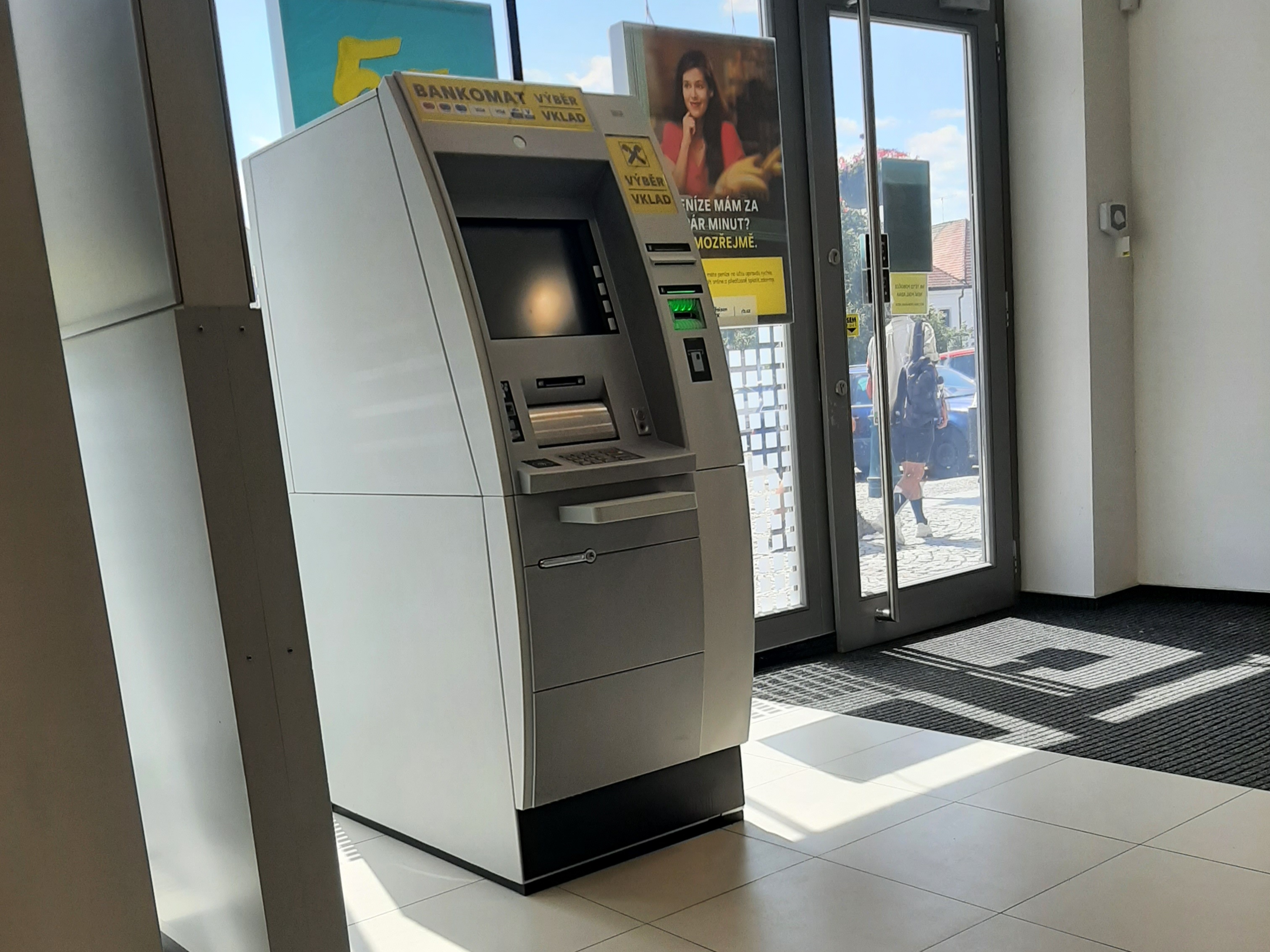 Raiffeisenbank - bankomat foto 2