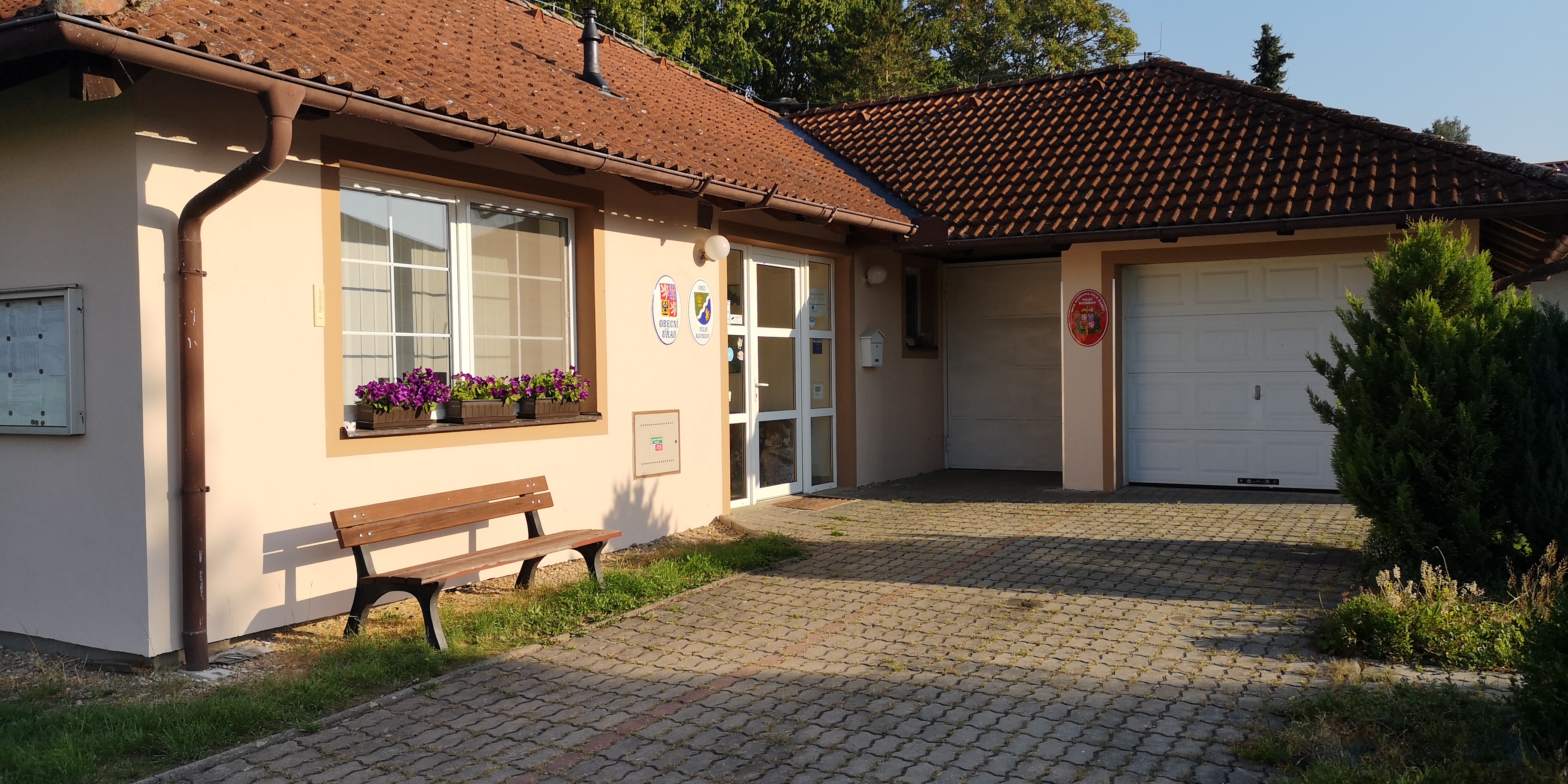 Velký Ratmírov - obecní úřad foto 2