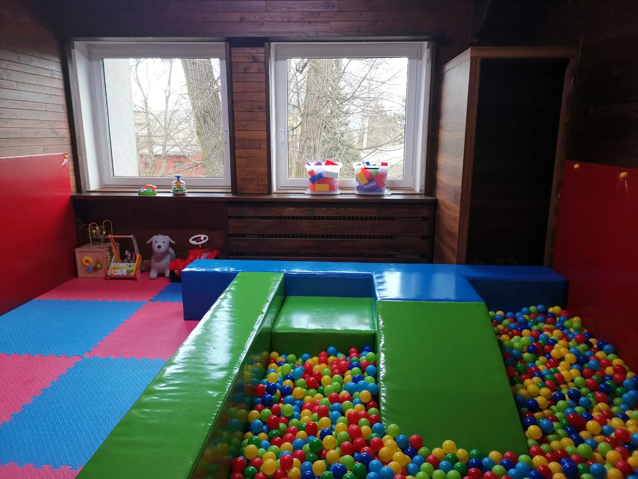 Hernička v parku foto 3