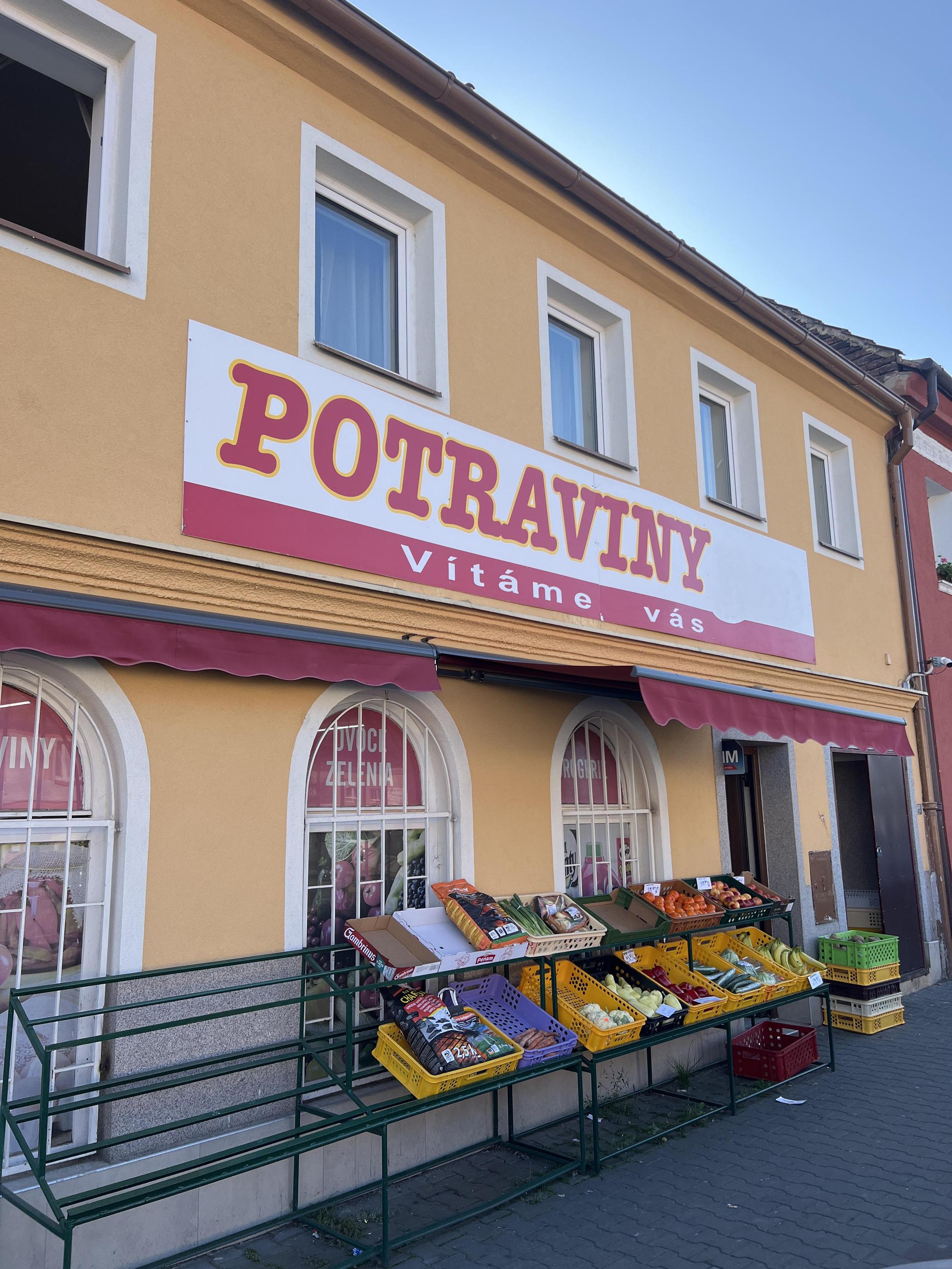 Potraviny u kruhového objezdu foto 2